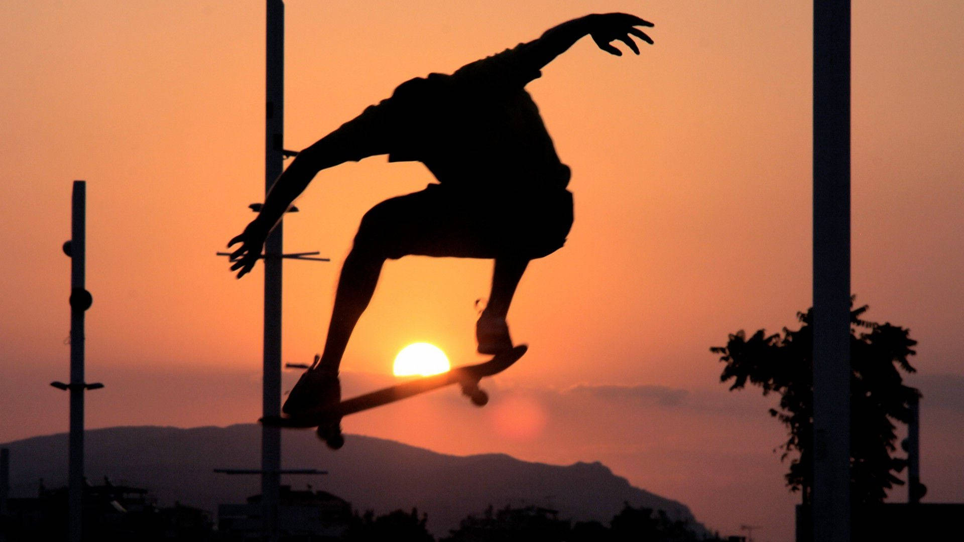 Aesthetic na Skater Boy Kasama ang Paglubog-lubog ng Araw Wallpaper
