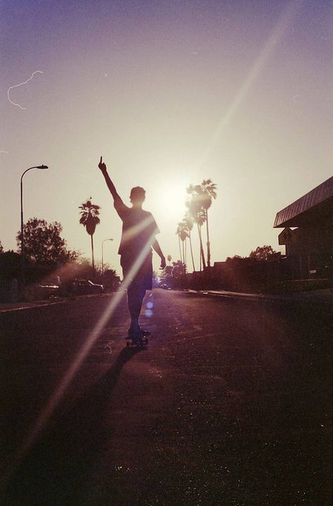 Aesthetic na Skater Boy sa Araw Wallpaper