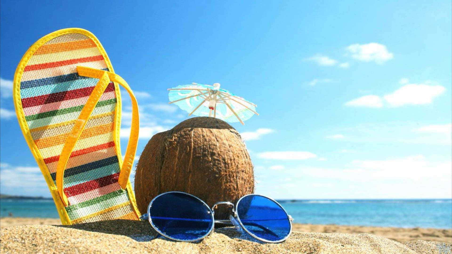 Aesthetic na Tag-init na may Niyog sa Dalampasigan Wallpaper