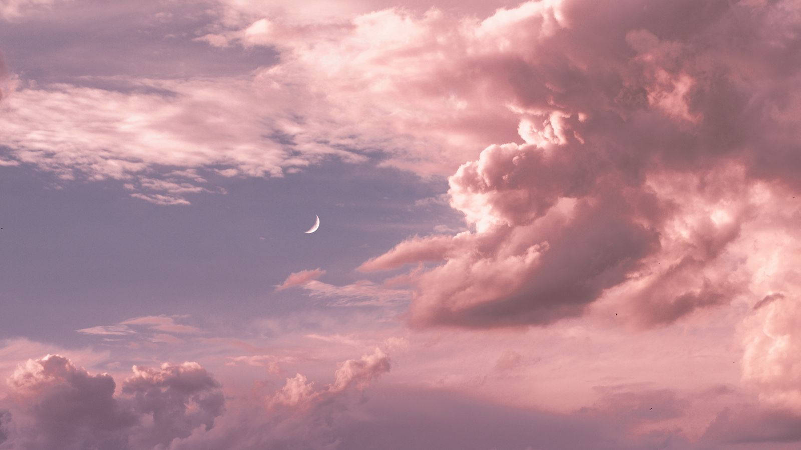 Aesthetic na Ulap at Malayong Gasuklay na Buwan Wallpaper