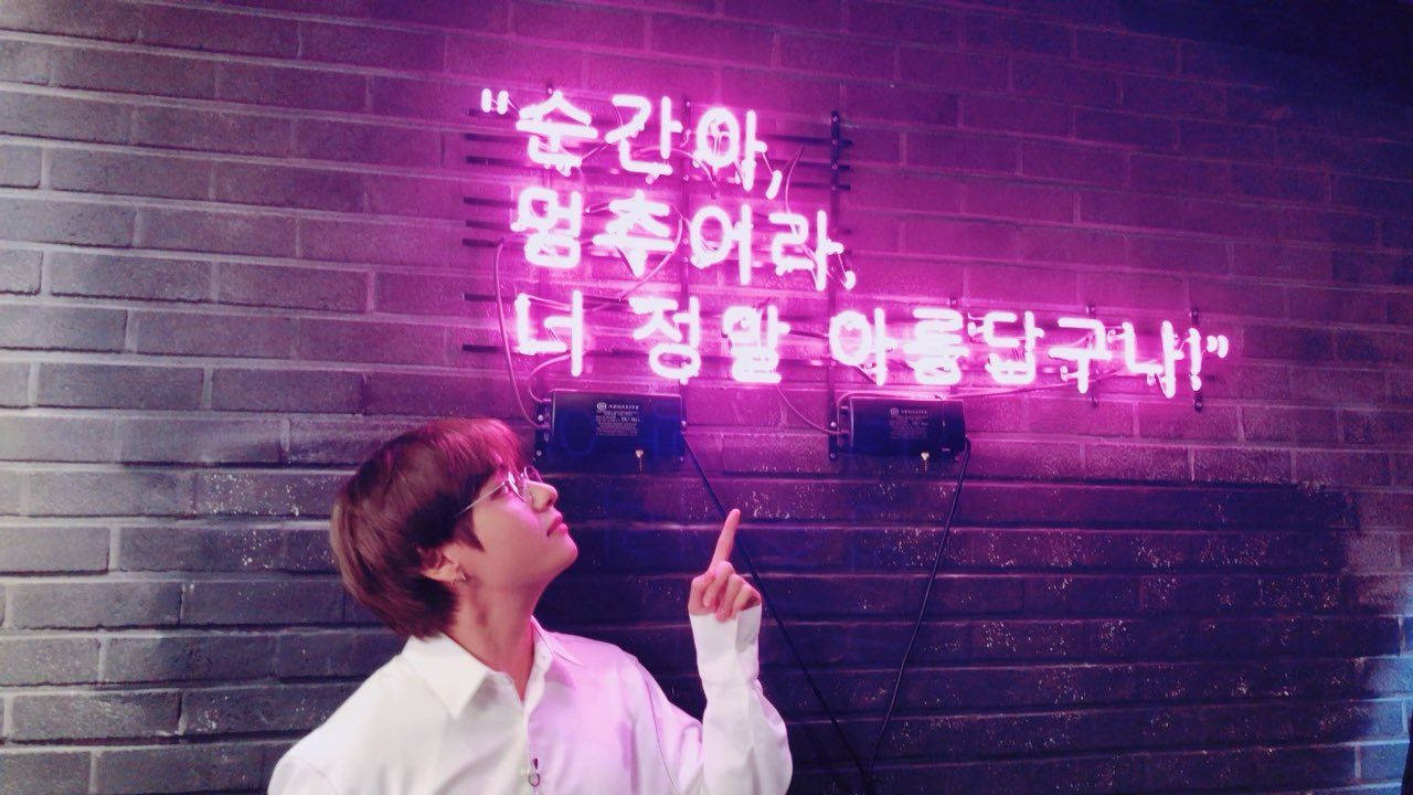 Aesthetic ng BTS V na may Neon Lights Wallpaper