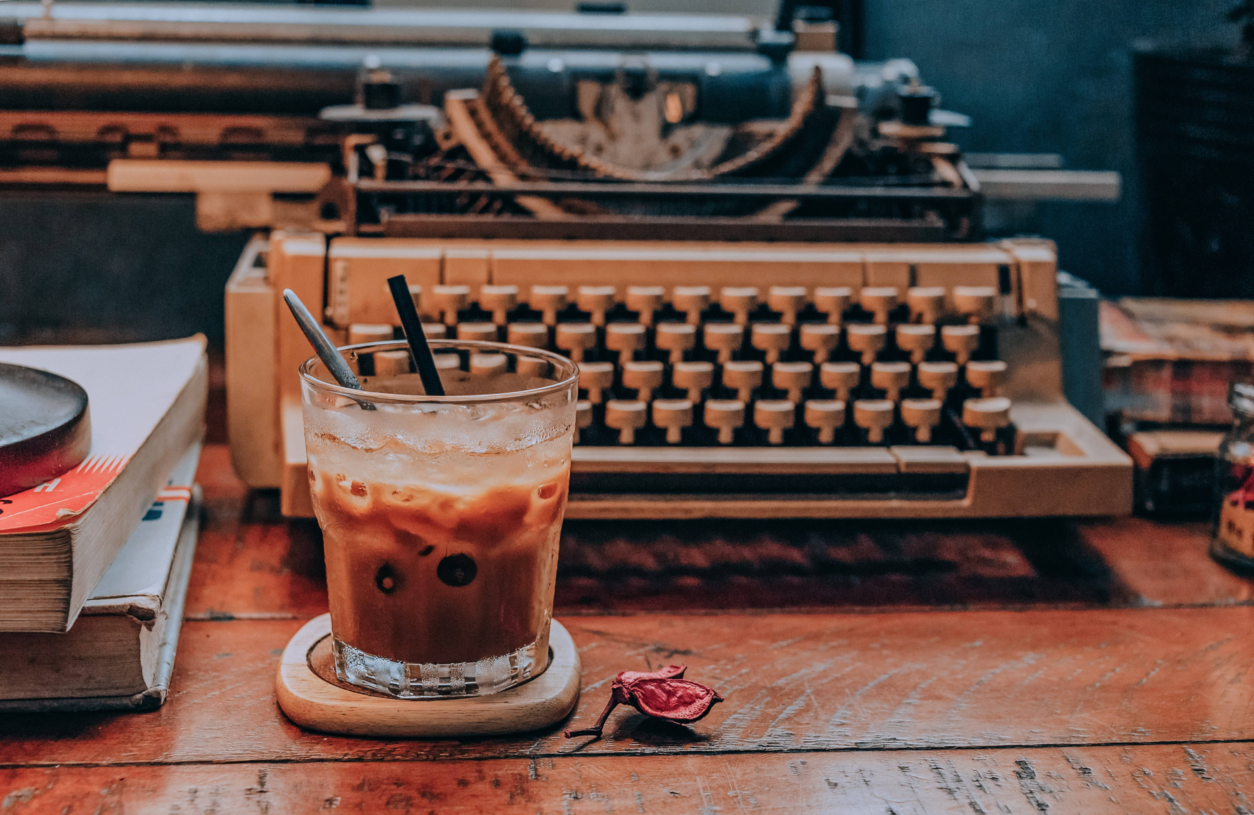 Aesthetic ng Typewriter at Kape Wallpaper