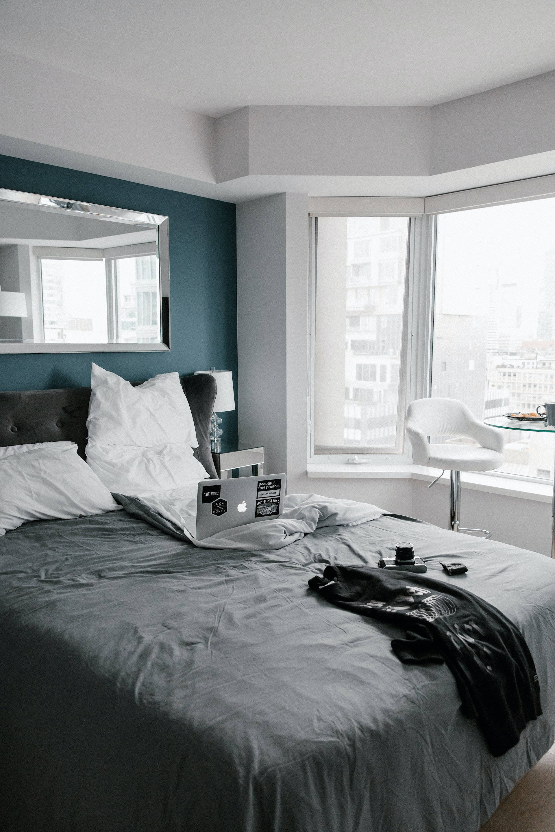 Aesthetic White Bedroom Na May City View Wallpaper