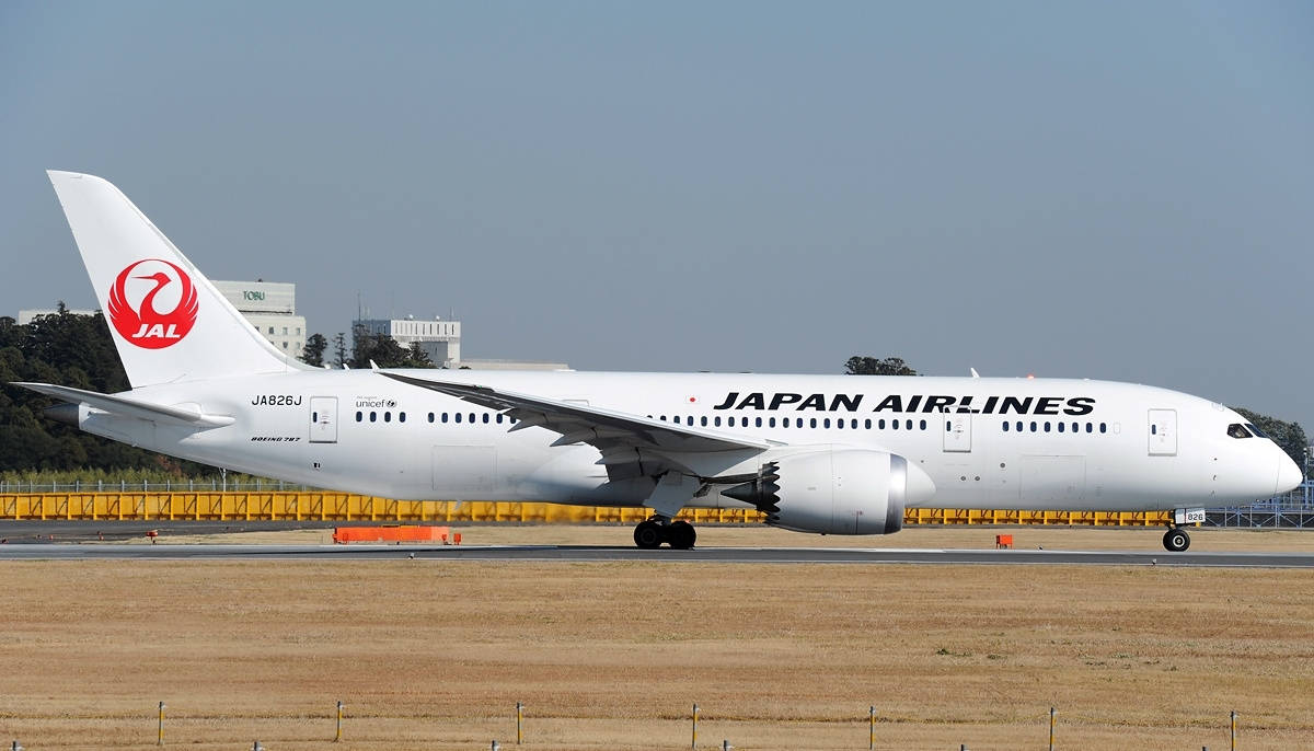 Airplane ng Japan Airlines sa Runway Wallpaper
