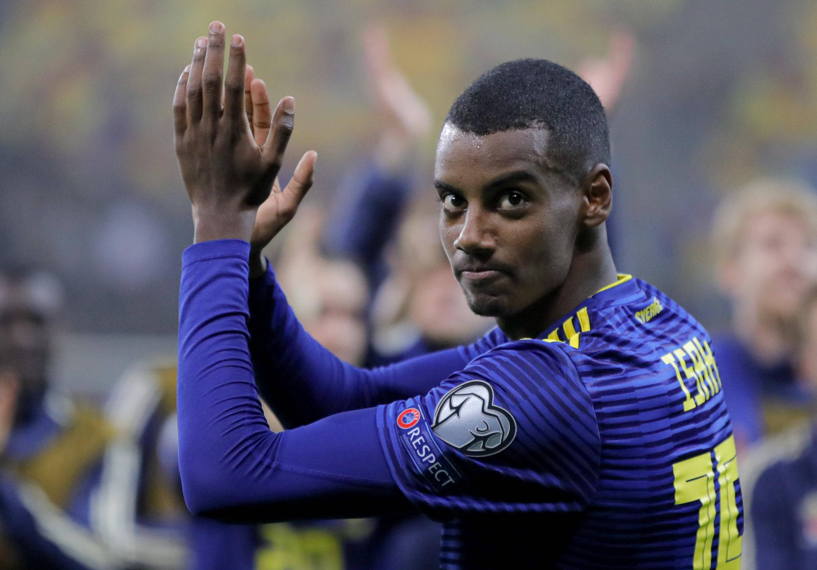 Alexander Isak Pumapalakpak sa Malapitan Wallpaper