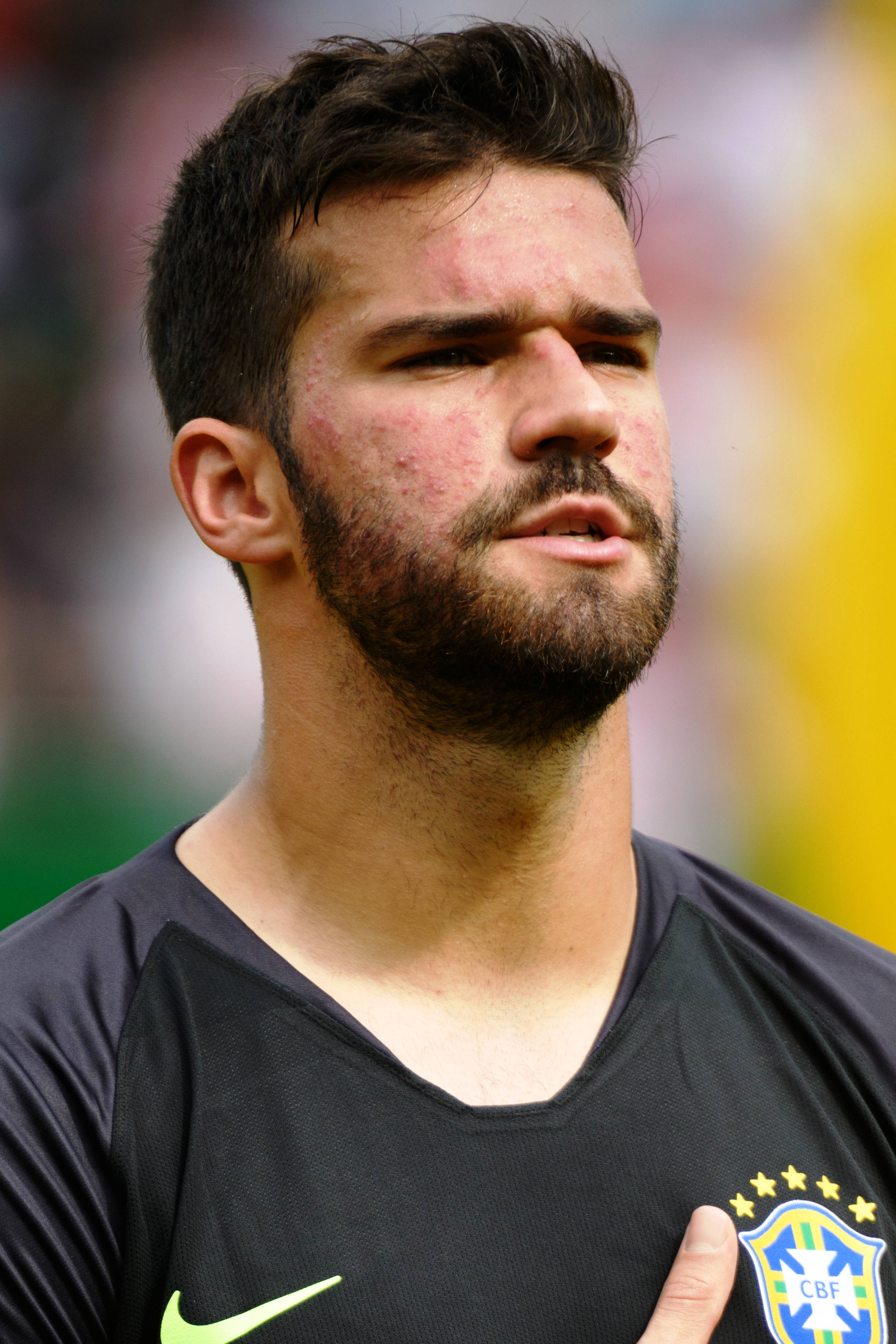 Close-Up Profile ni Alisson Becker Wallpaper