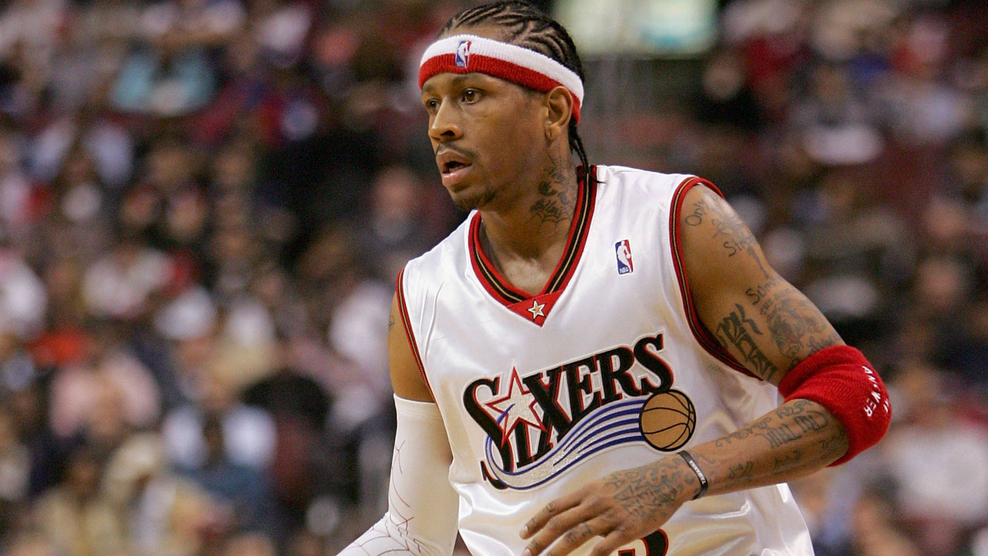 Allen Iverson na May Malabong Likod na Madla Wallpaper