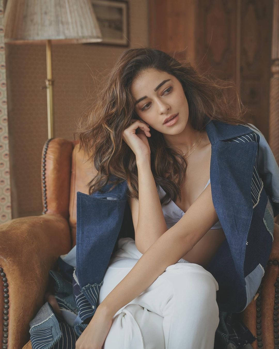 Ananya Pandey Nakaupo sa Armchair Wallpaper