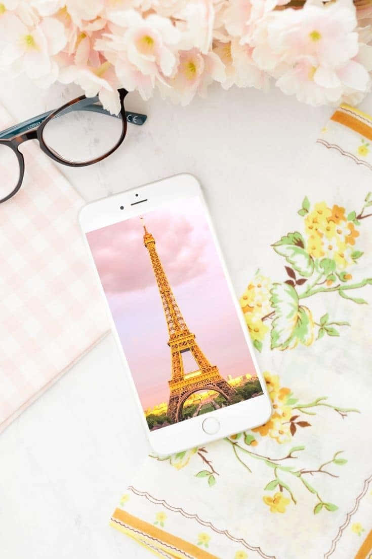 "Ang aming pinakabagong Cute iPhone ay isang nakakakuha ng pansin!" Wallpaper