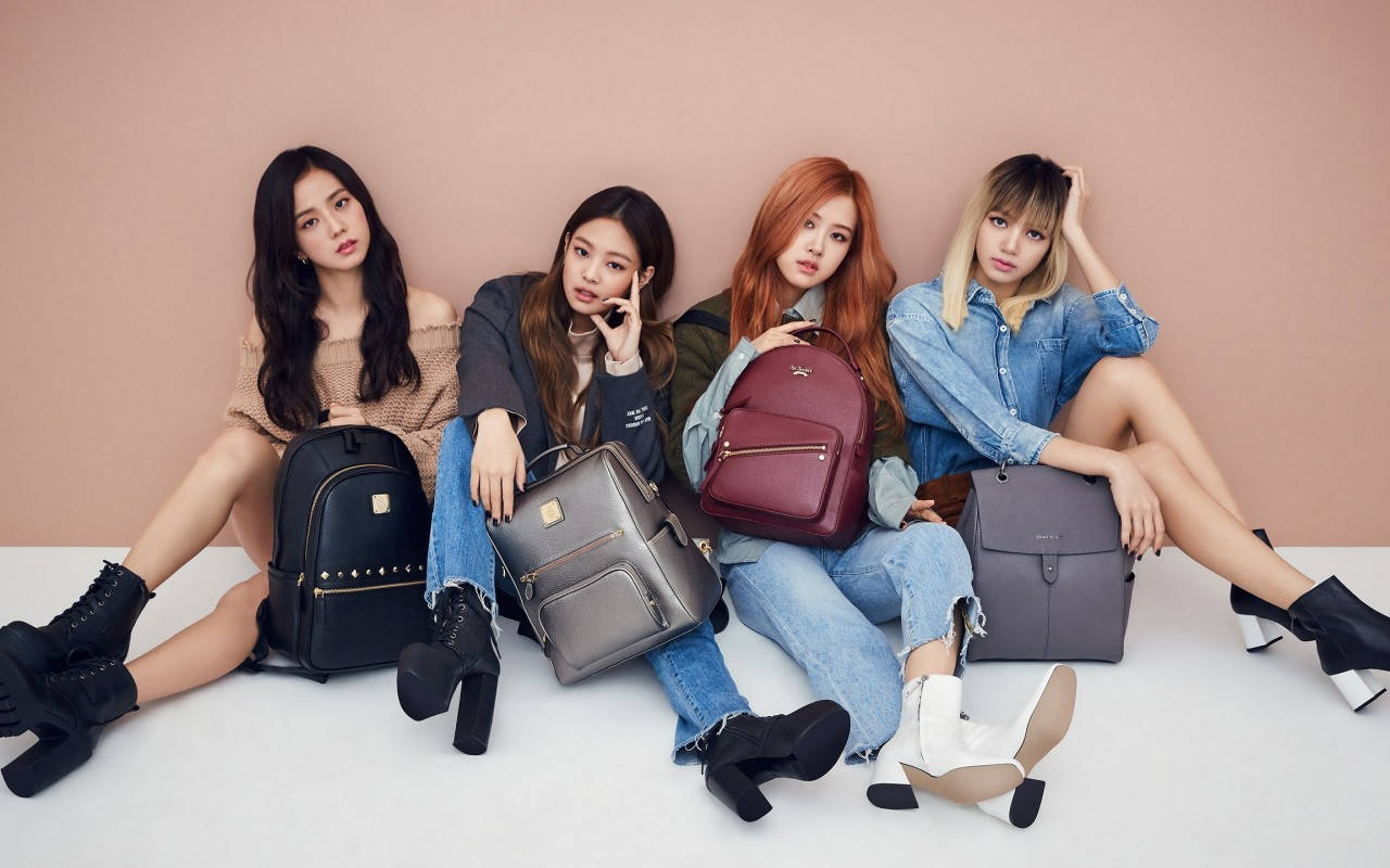 Ang apat na miyembro ng Blackpink na may kanya-kanyang naka-istilong backpack. Wallpaper
