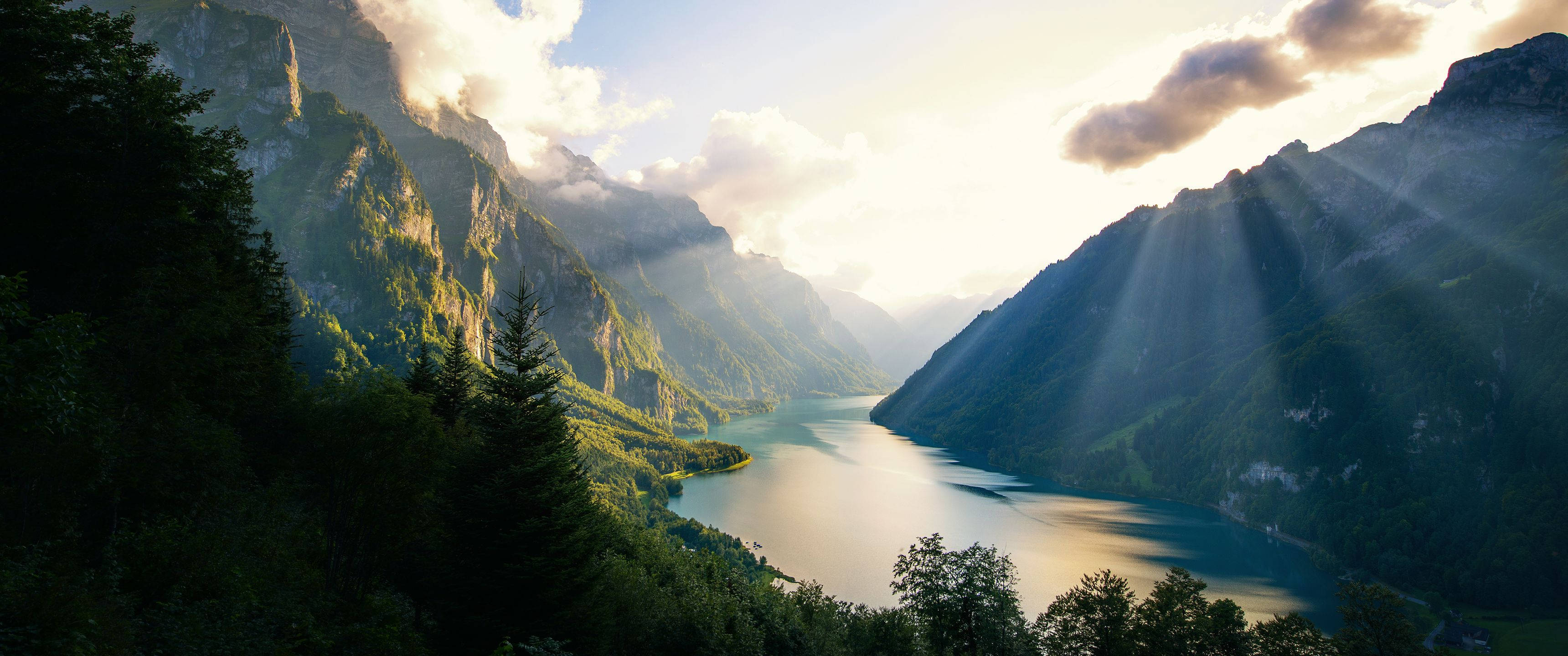 Ang canton ng Glarus, Switzerland, na nakadlo sa loob ng isang spectacular na tanawin ng bundok Wallpaper