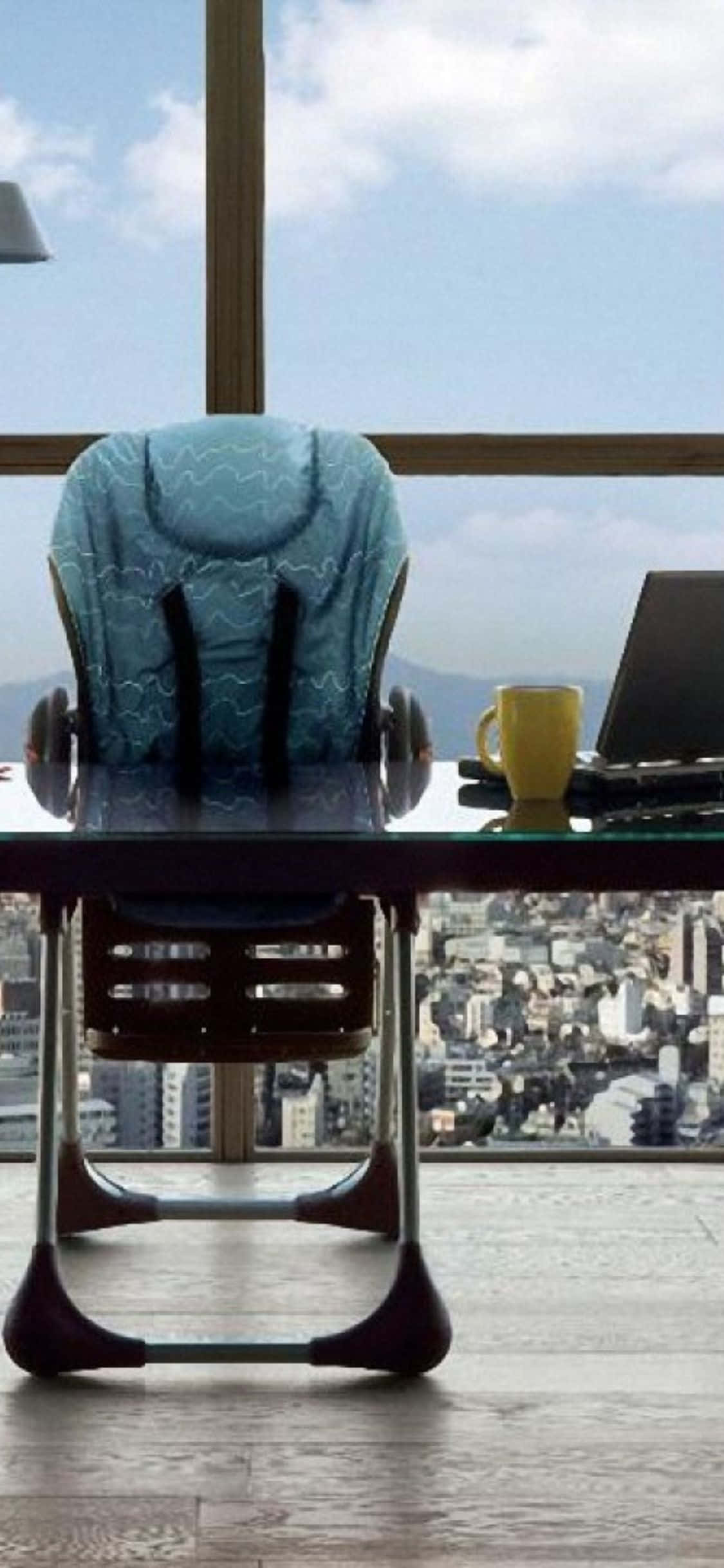 Ang eleganteng disenyo ng iPhone Xs sa modernong desk Wallpaper
