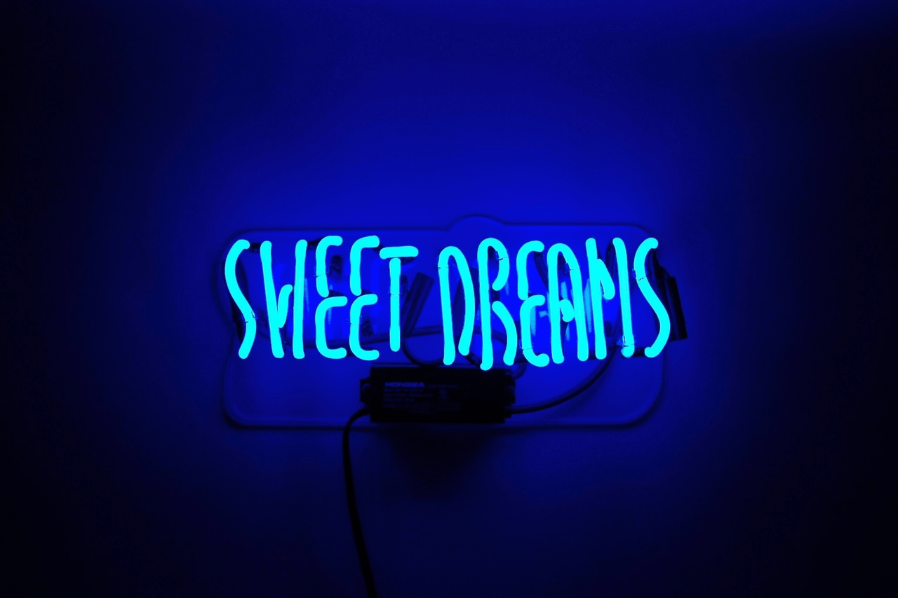Ang ganda ng neon blue na ilaw sa kalangitan sa gabi Wallpaper