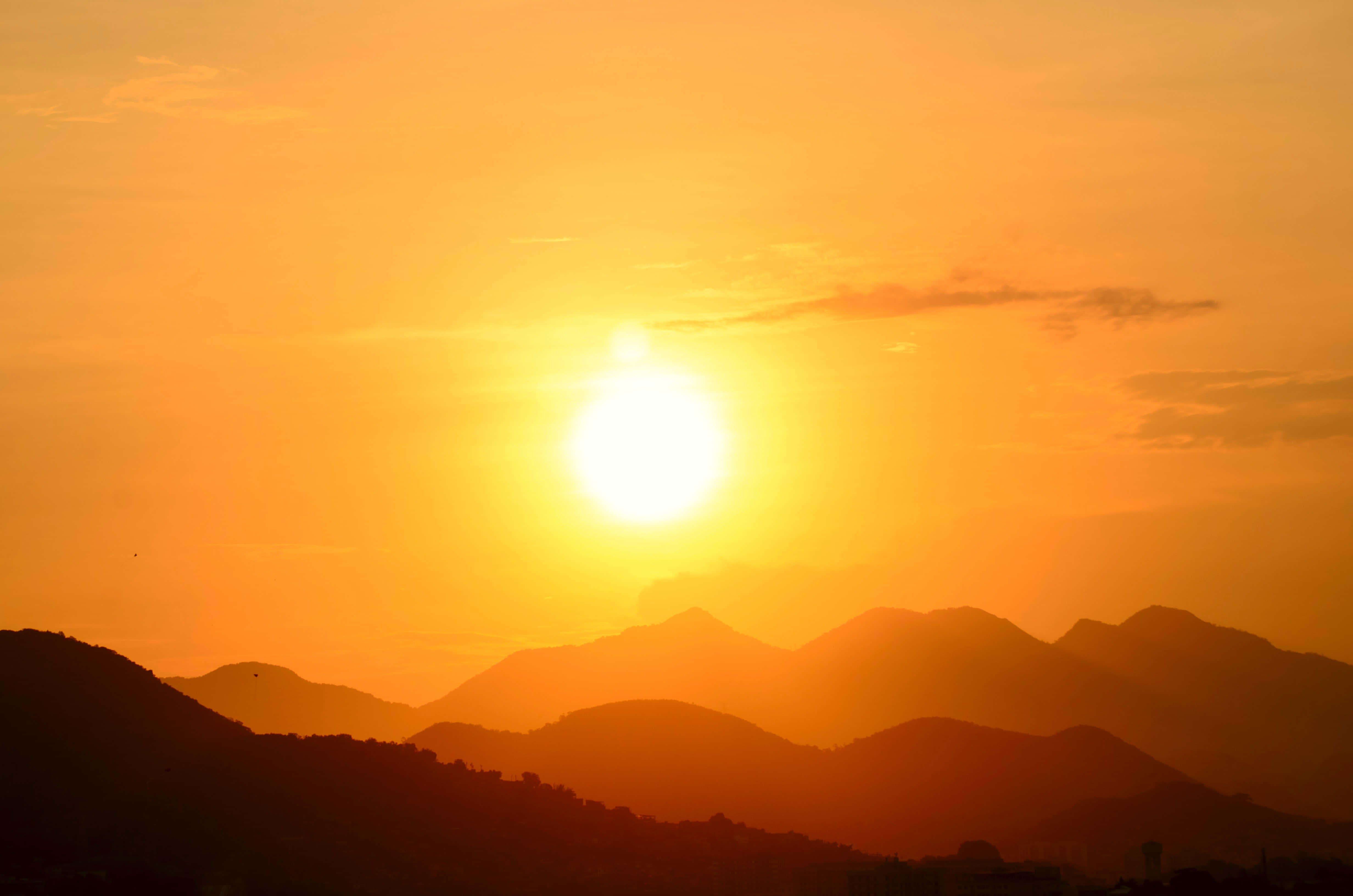 Ang ganda ng paglubog-lubog ng araw, binabago ang langit habang naglalaho ang araw Wallpaper