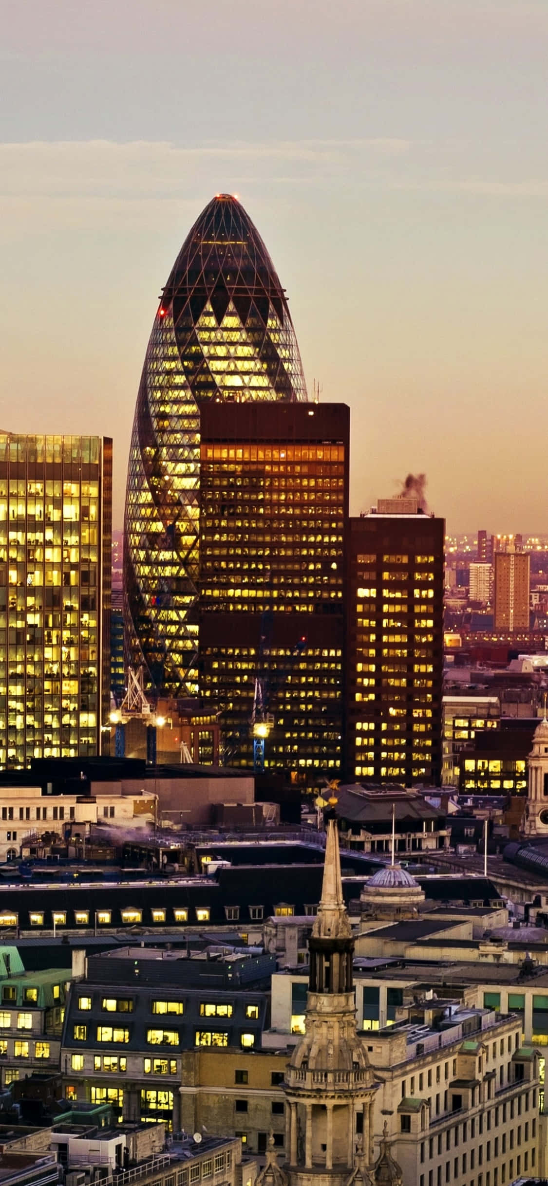 Ang Gherkin At Iba Pang Skyscraper Sa Ulap Wallpaper