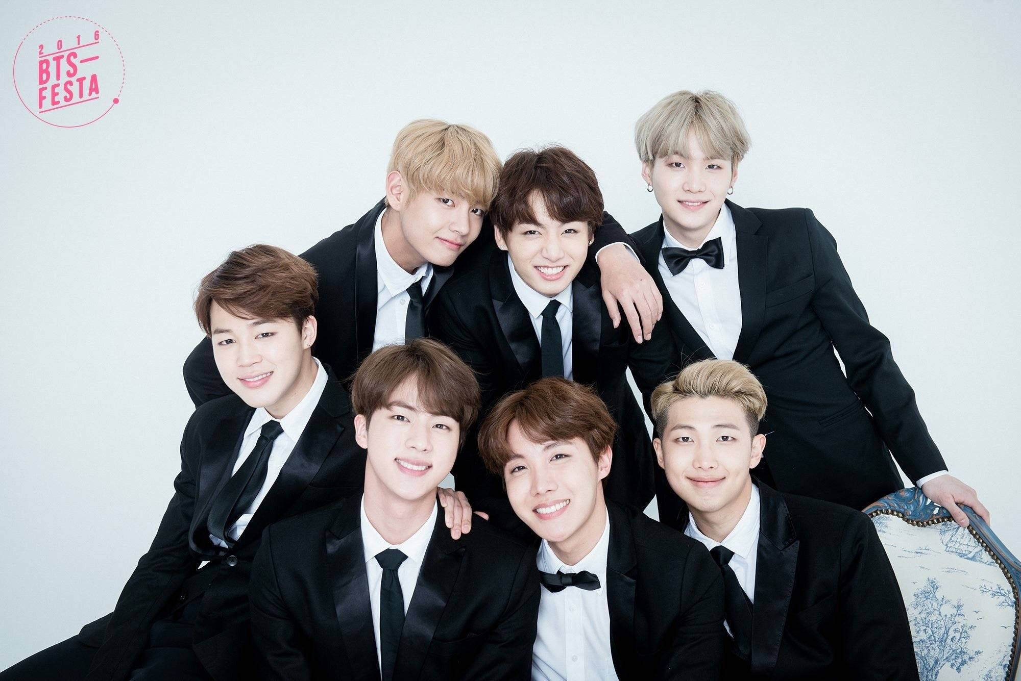 Ang globally renowned K-pop boy band na BTS Wallpaper