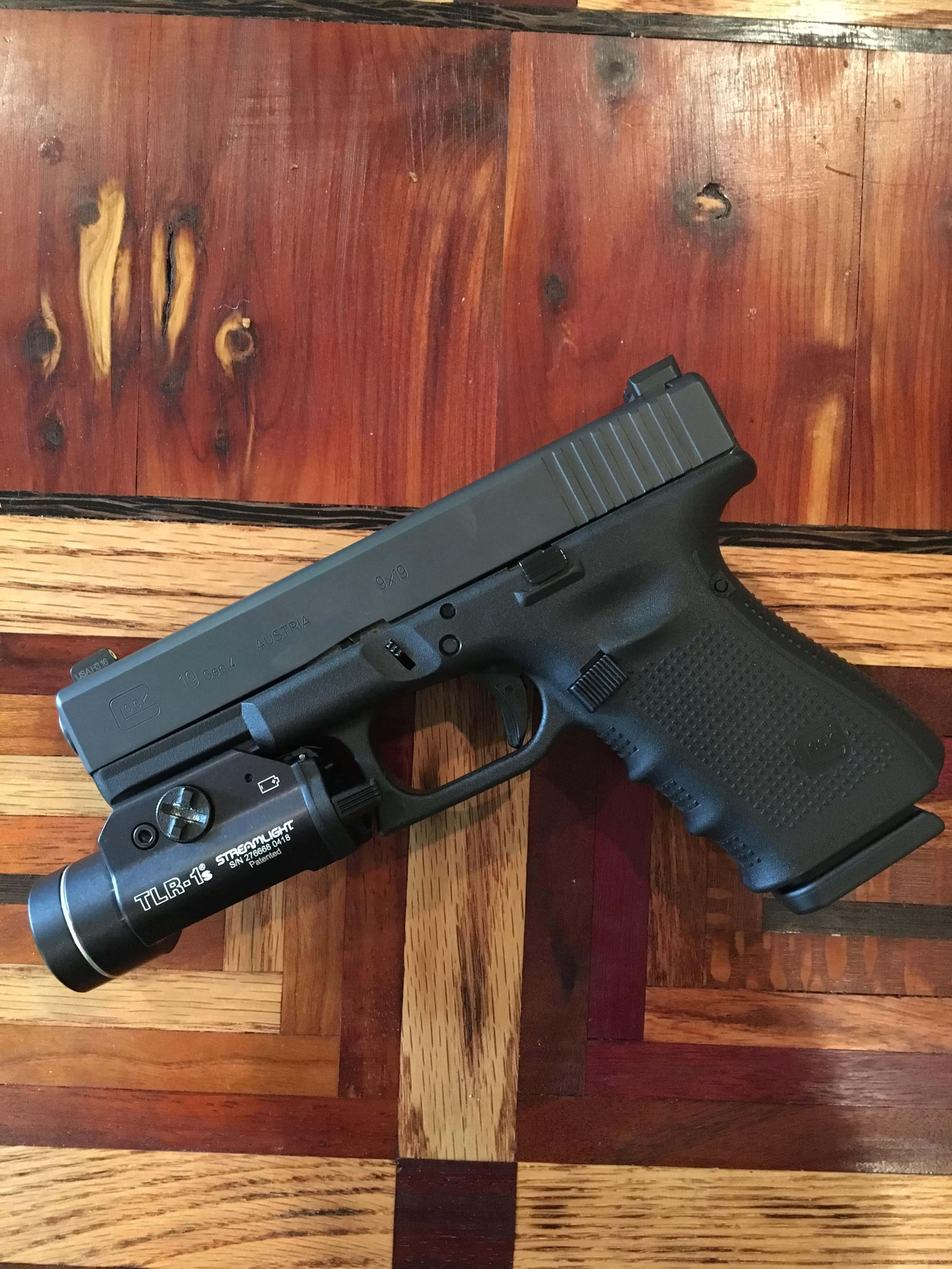 Ang Glock 19 na ito ay handang gamitin. Wallpaper