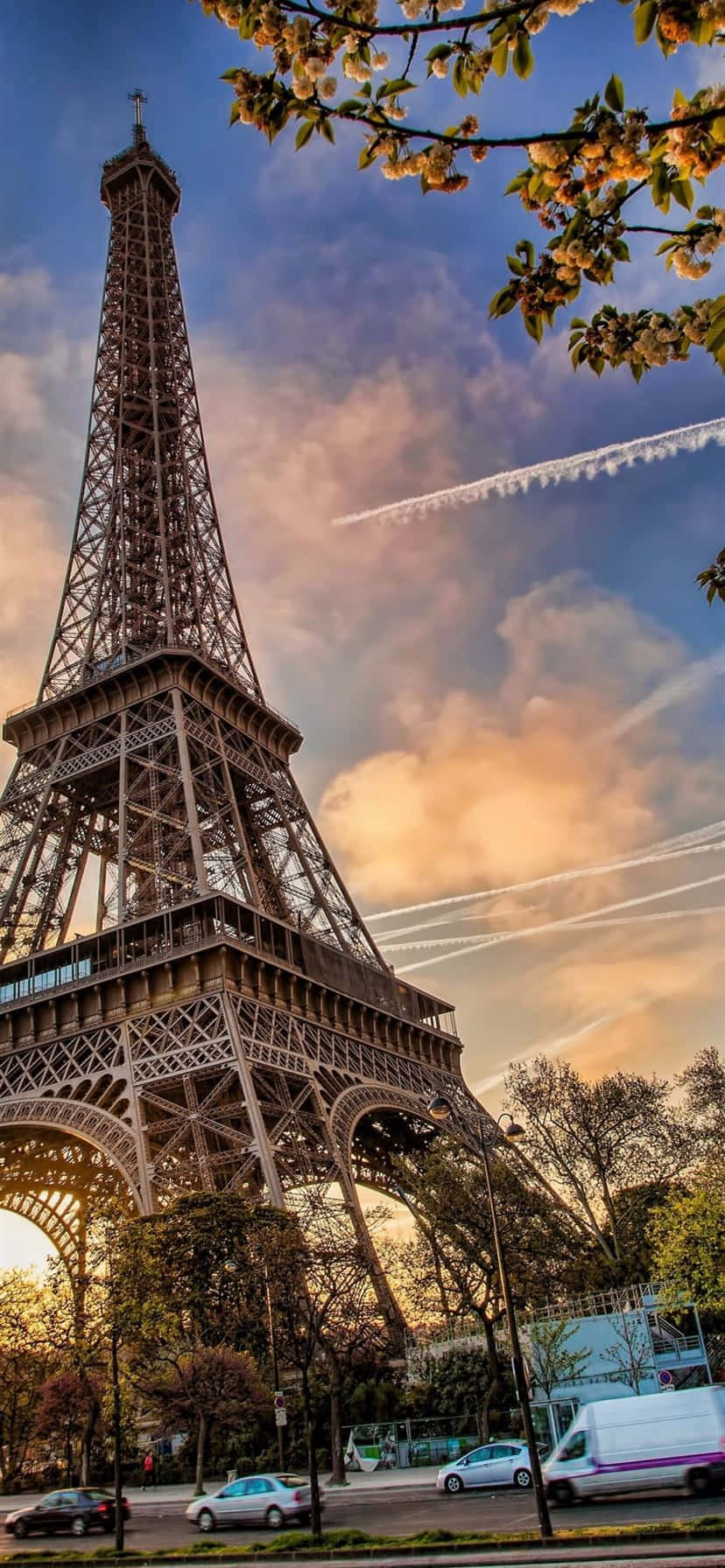 Ang golden hour ay sumasalpok sa Paris Wallpaper