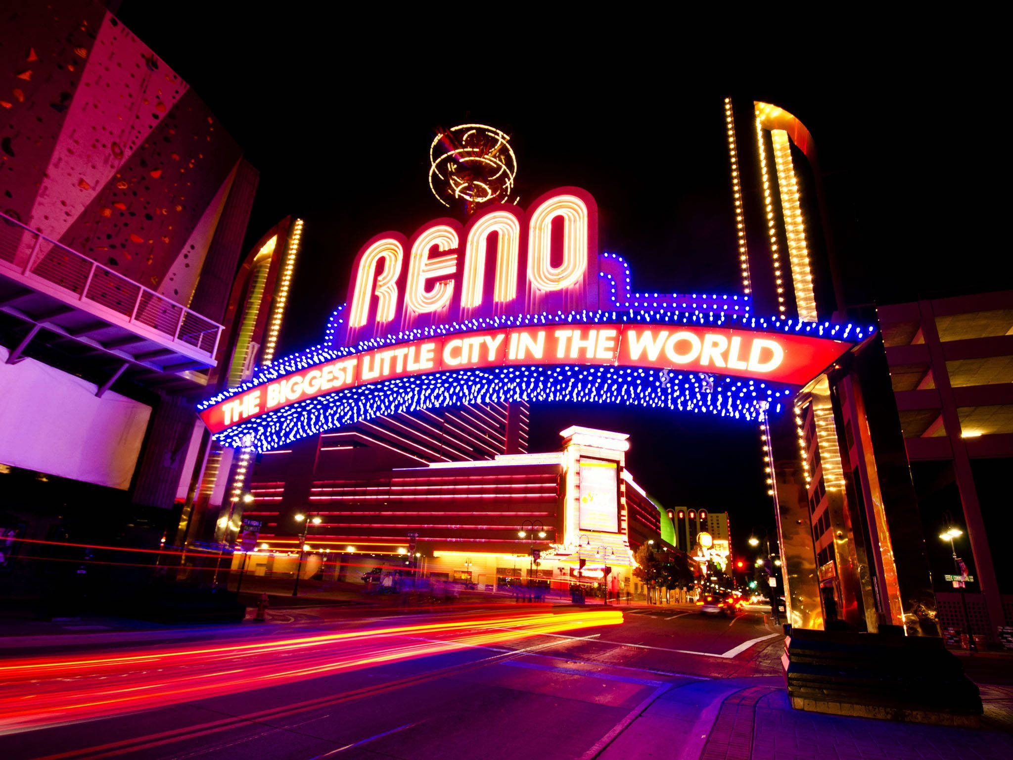 Ang iconic na Reno Arch ay nakatayong buong pagmamalaki sa itaas ng tanawin ng lungsod. Wallpaper