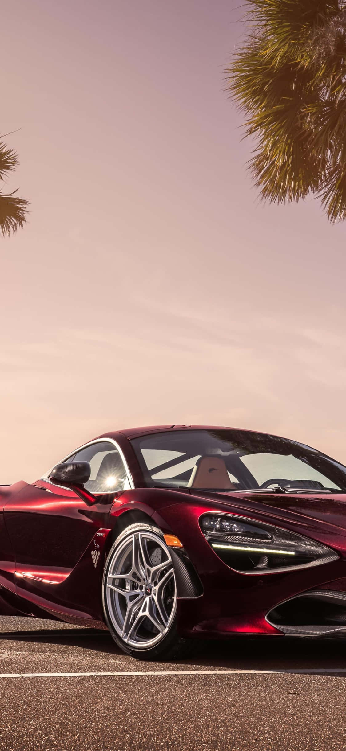 Ang iPhone Xs at Mclaren 720s: Isang Simbolo ng Luho Wallpaper