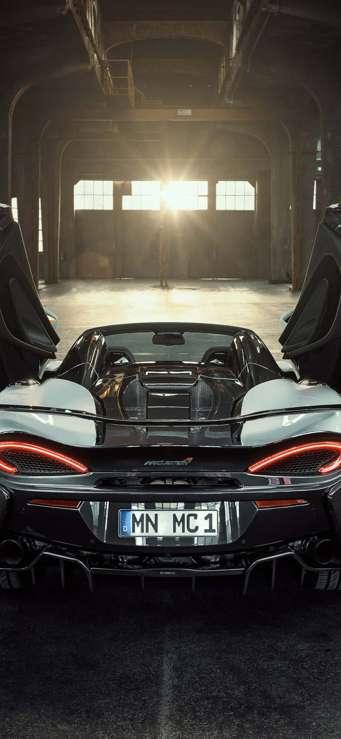 Ang iPhone Xs ay mukhang tama sa tabi ng McLaren 720s Wallpaper
