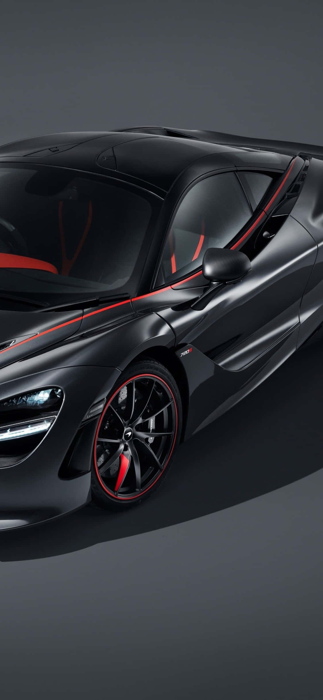 Ang iPhone Xs kasama ang makinis na McLaren 720s Wallpaper