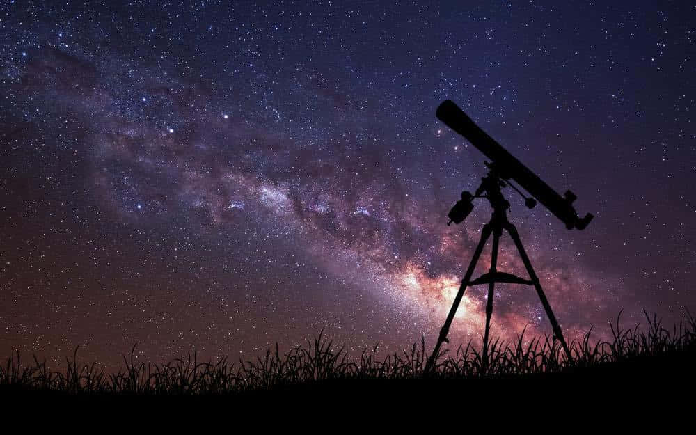 Ang kalangitan sa gabi na puno ng mga bituin. Wallpaper