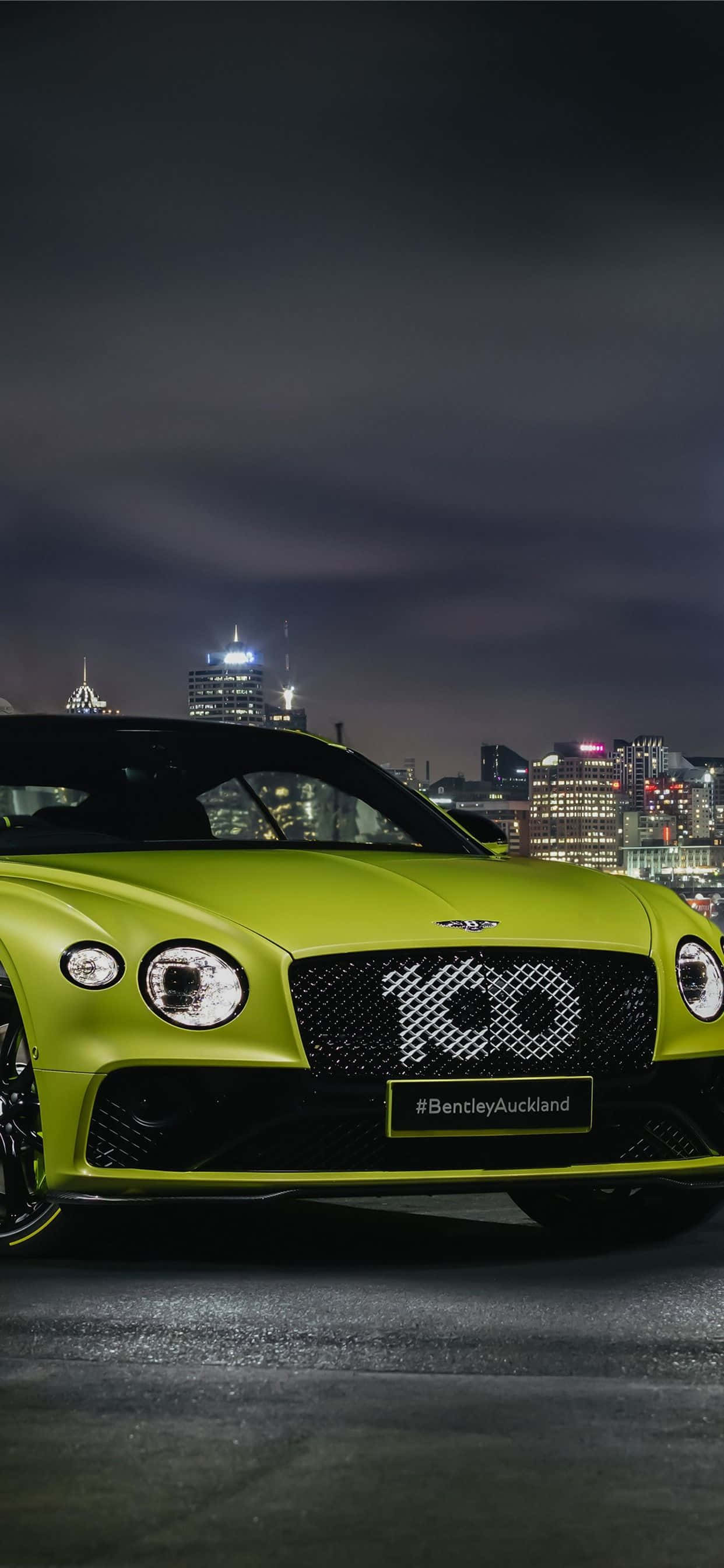 Ang klasikong style ng isang Bentley ay nakikipagtagpo sa modern technology ng iPhone Xs Max Wallpaper