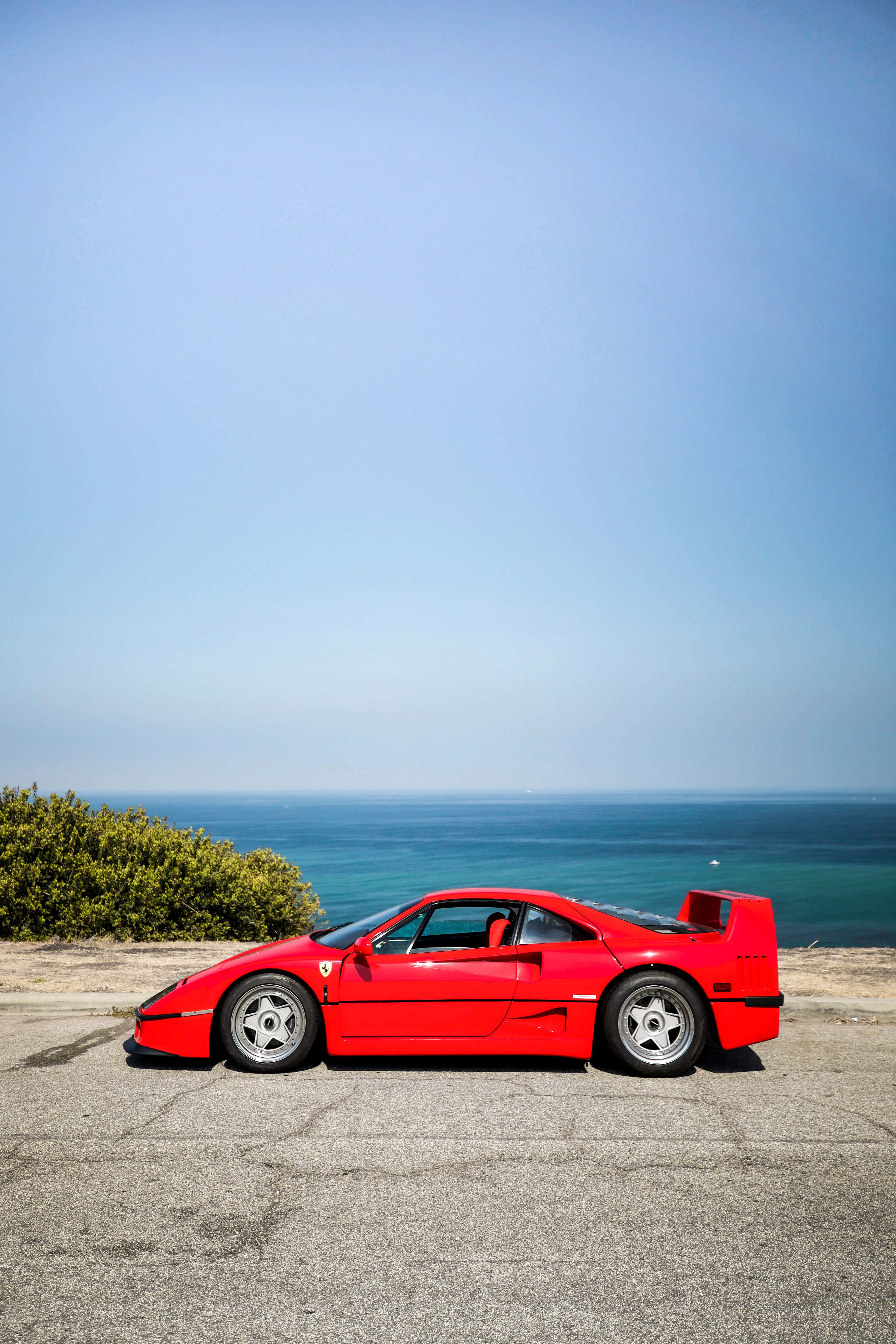 Ang Maayo nga Elegance sa Ferrari sa Bug-os nga Pagpakita Wallpaper