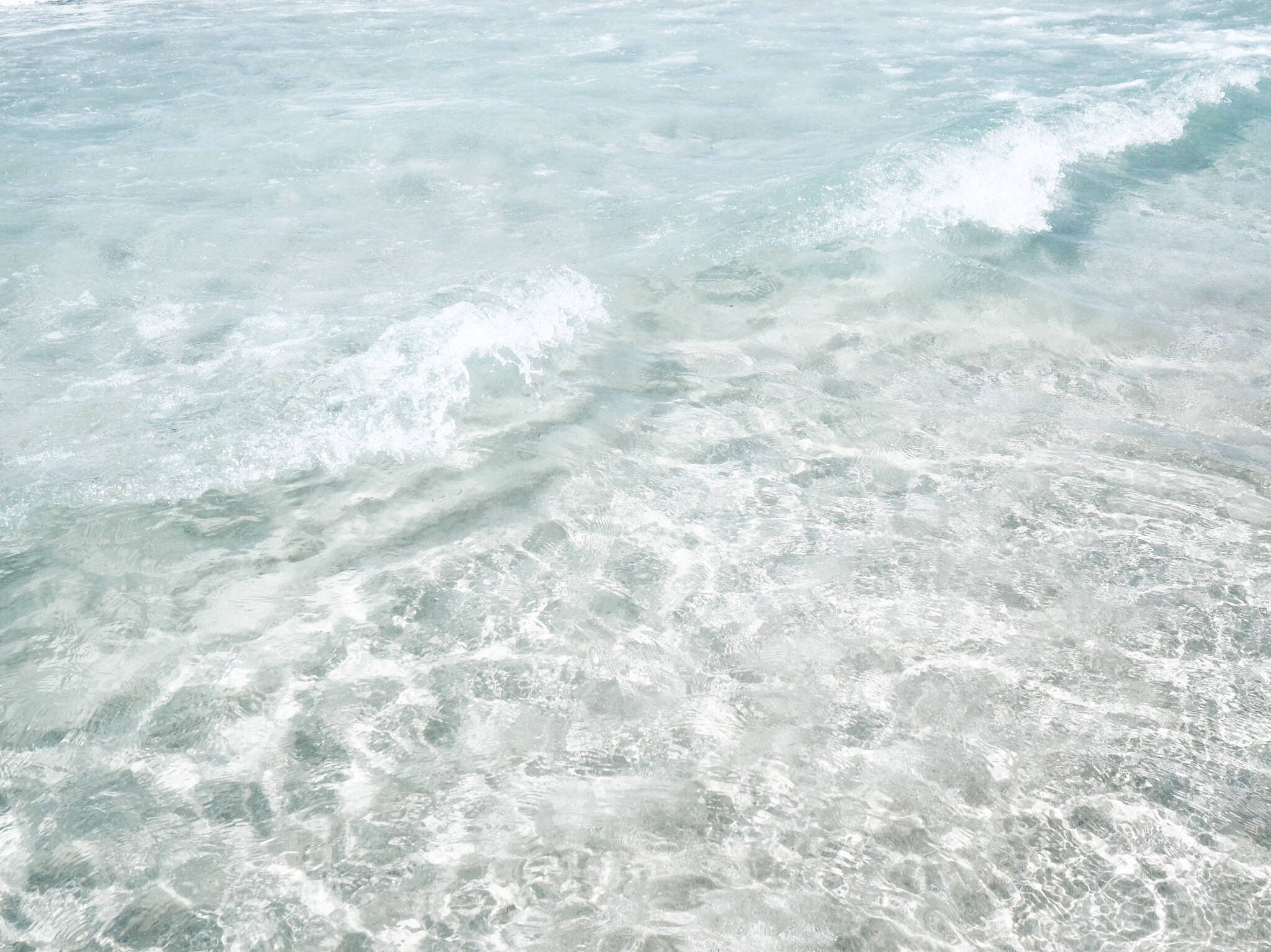 Ang maganda, transparent na asul na tubig ng karagatan. Wallpaper
