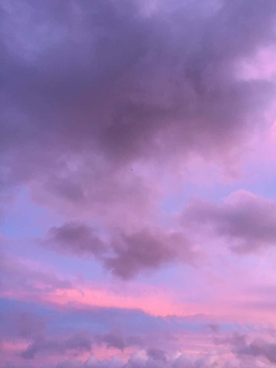 Ang magandang umagang kalangitan sa lahat ng kanyang kariktan. Wallpaper