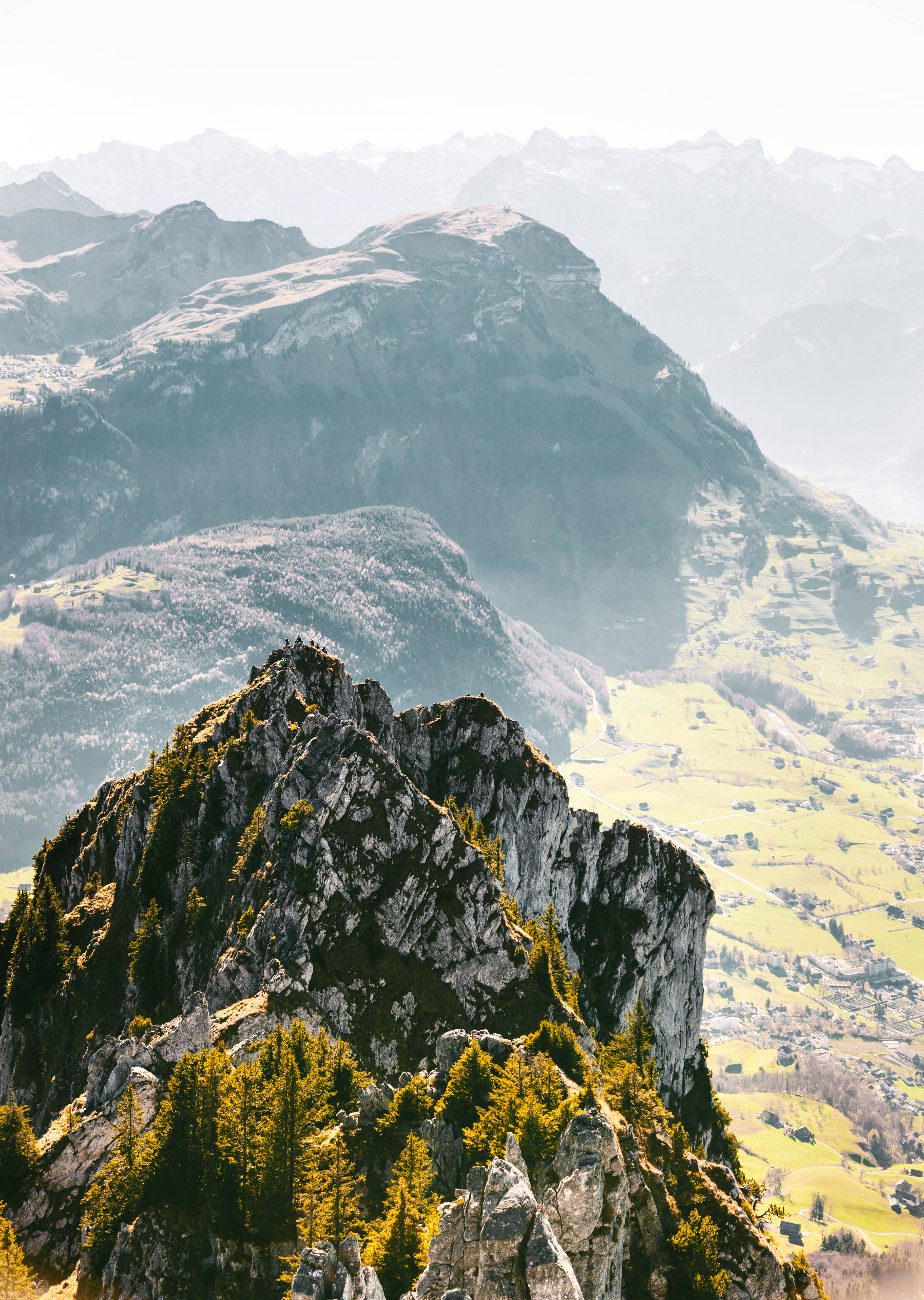 Ang Magnificent Rocky Mountains sa Isang Crisp na Umaga Wallpaper