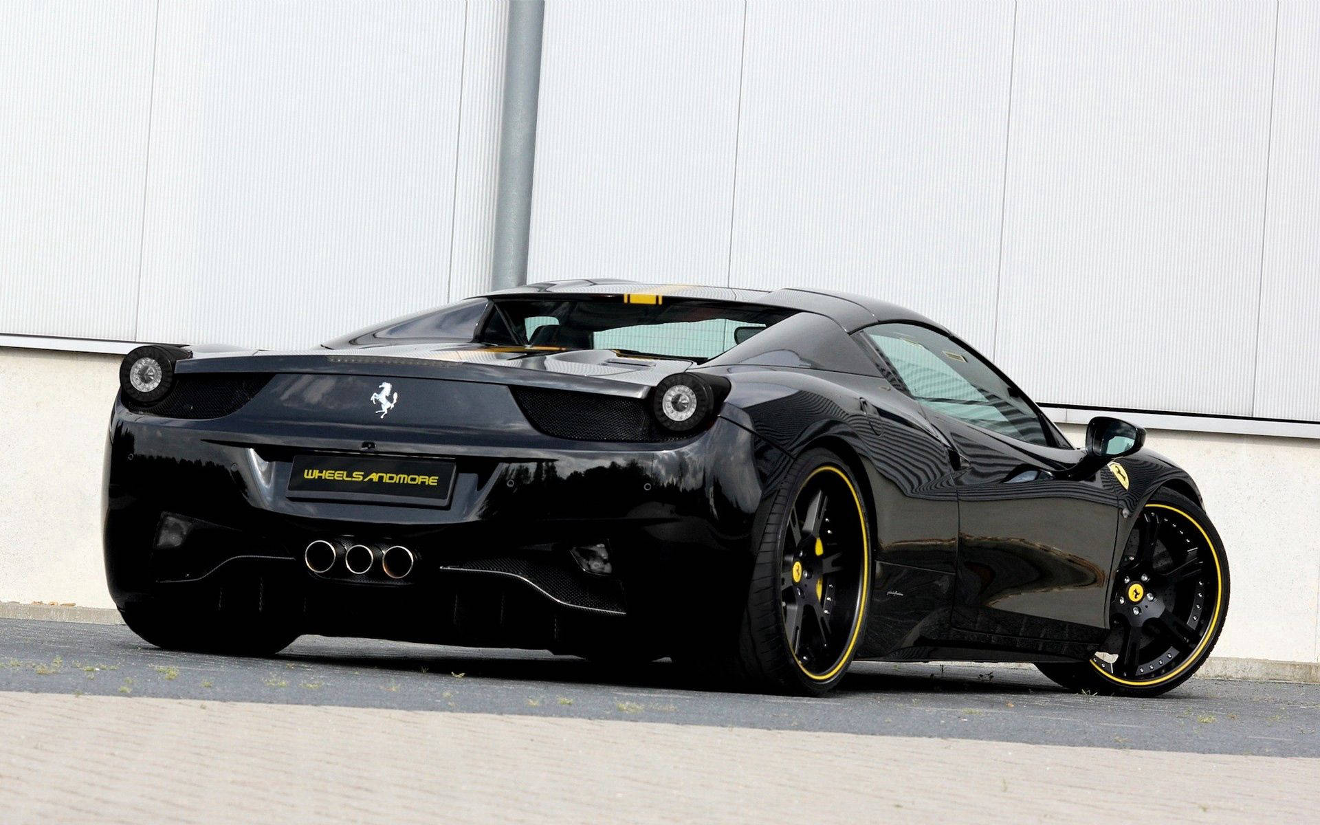 Ang Makapangyarihang Itim na Ferrari 458 Italia Wallpaper