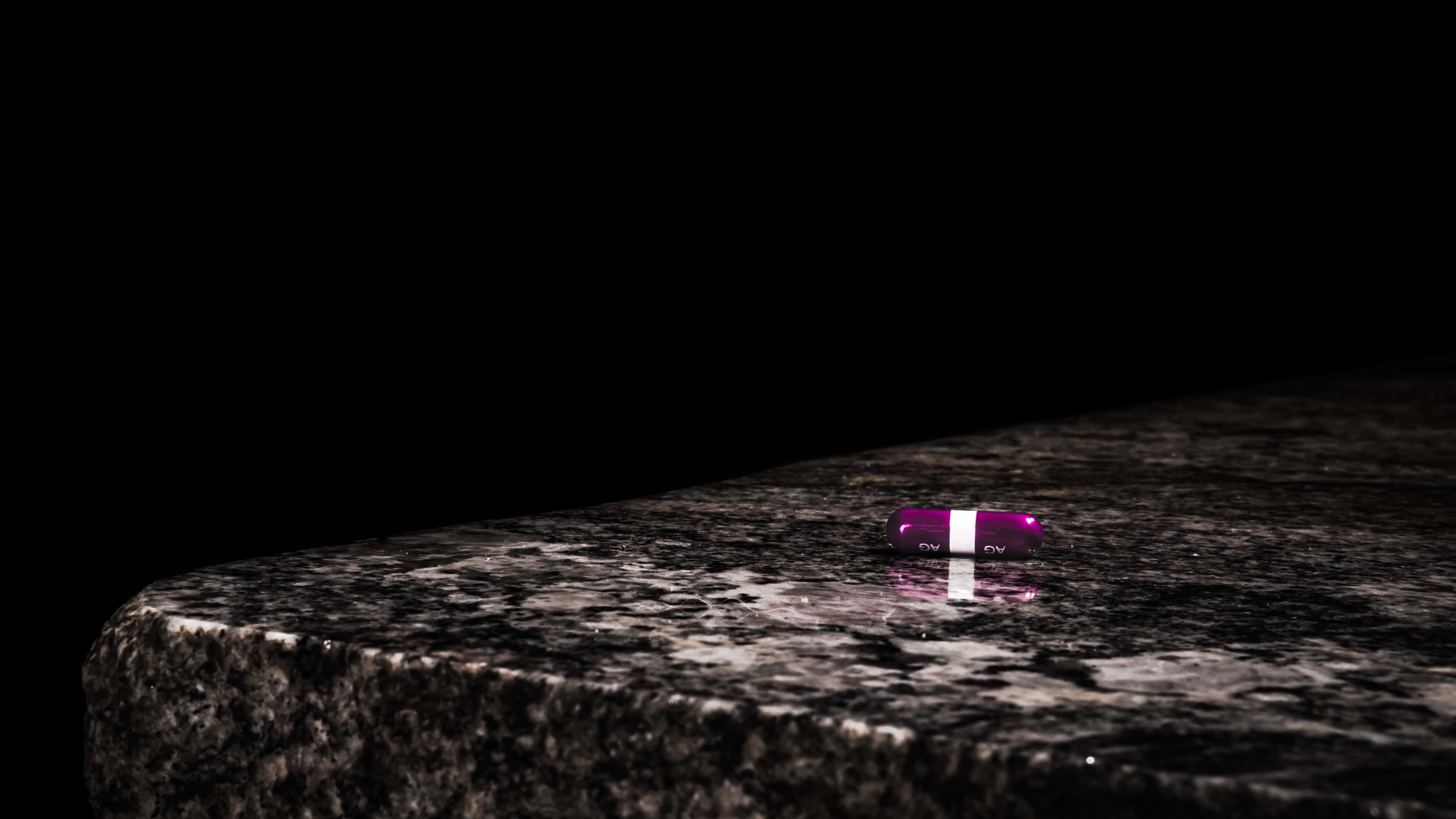 Ang malalim at kaakit-akit na mga kulay ng dark purple aesthetic Wallpaper