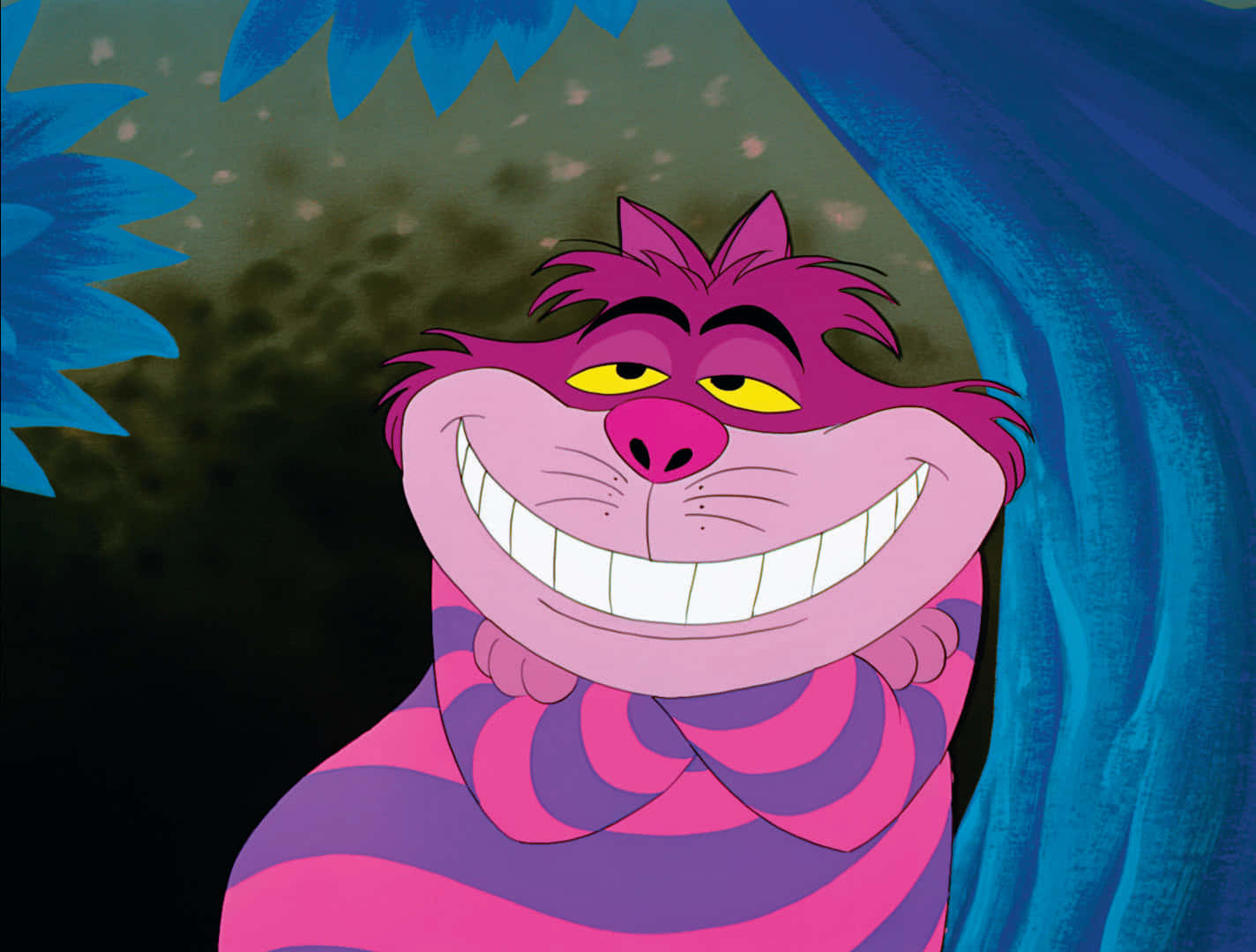 Ang mapaglarong Cheshire Cat na nakangiti mula sa ibabaw ng kabute. Wallpaper