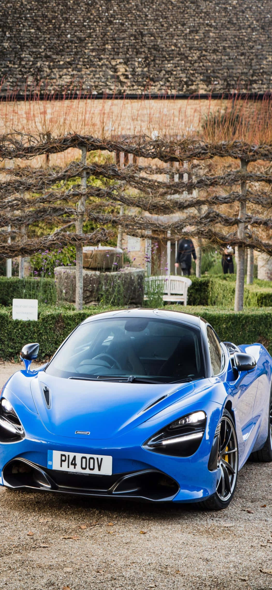Ang Marangyang Kombinasyon ng isang iPhone Xs at isang McLaren 720s Wallpaper