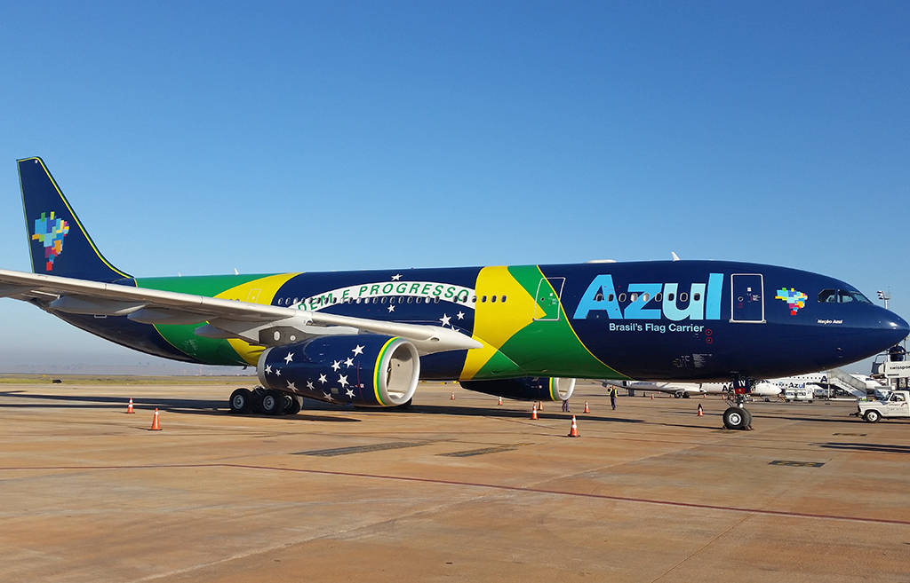 Ang Maringal na Paglipad sa Gabi ng Azul Airlines Wallpaper
