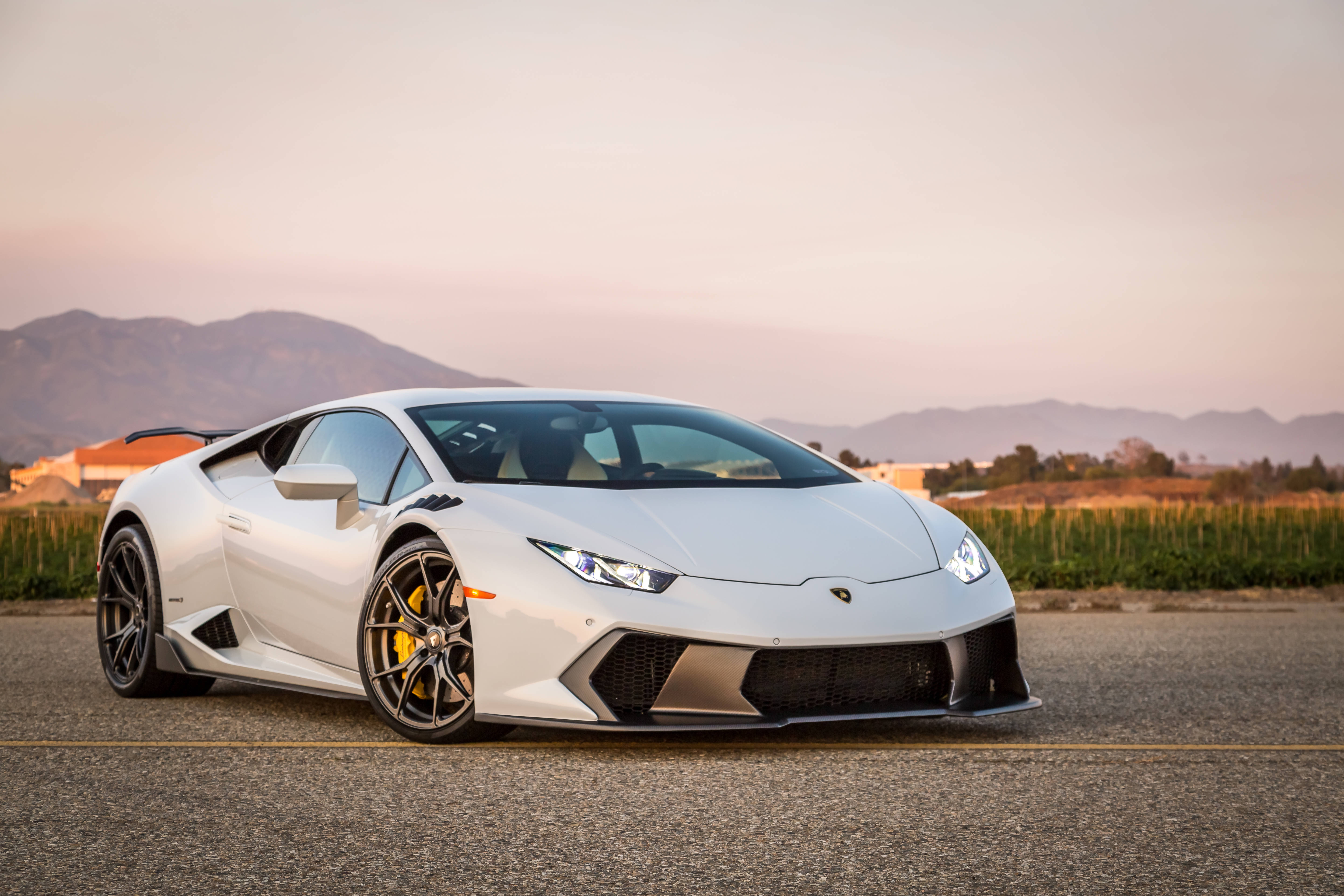 Ang Maringal na Puting Lamborghini Huracan Sa Paglubog ng Araw Wallpaper