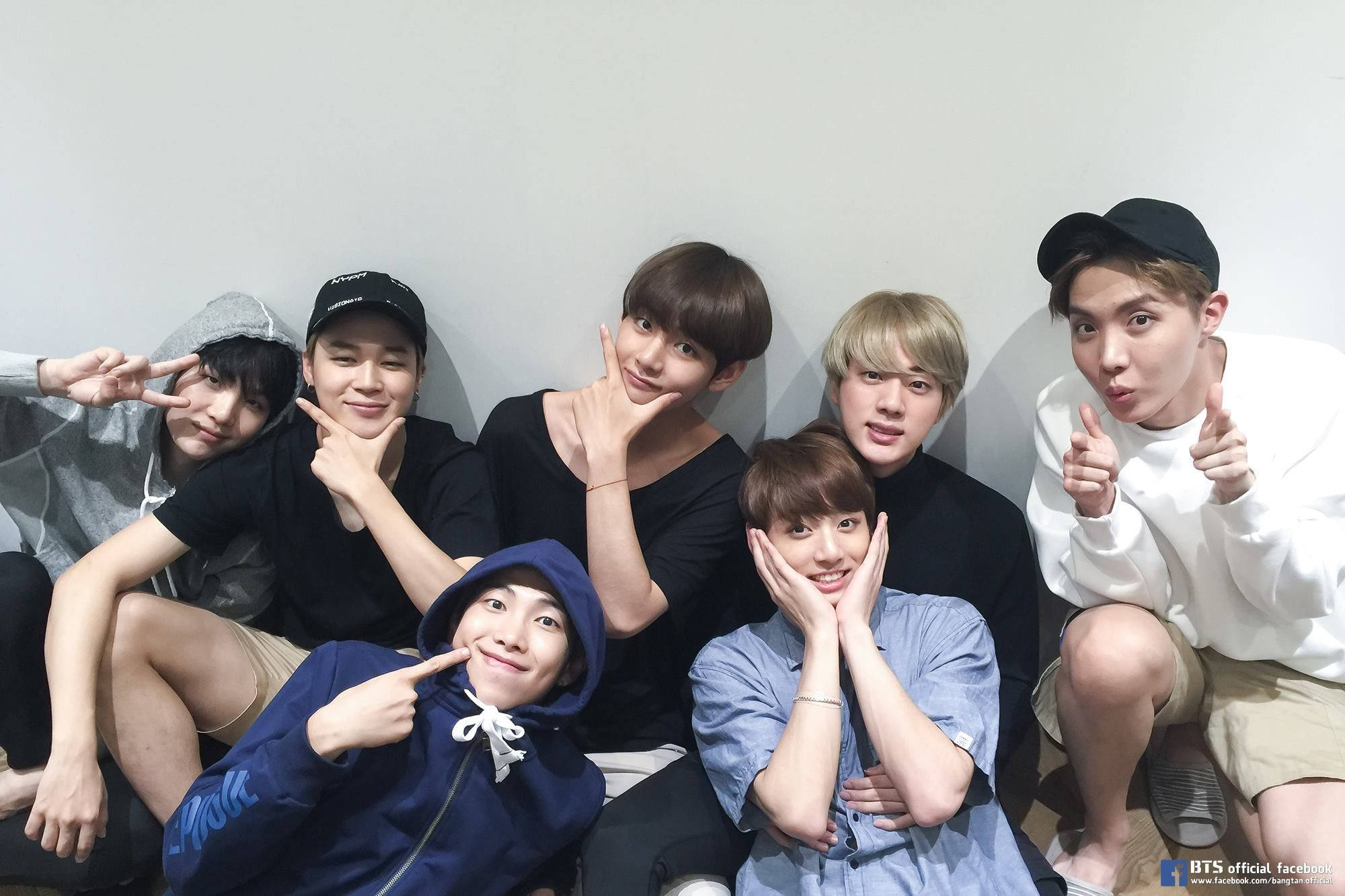 Ang mga Miyembro ng BTS ay Pawang Nakangiti Wallpaper