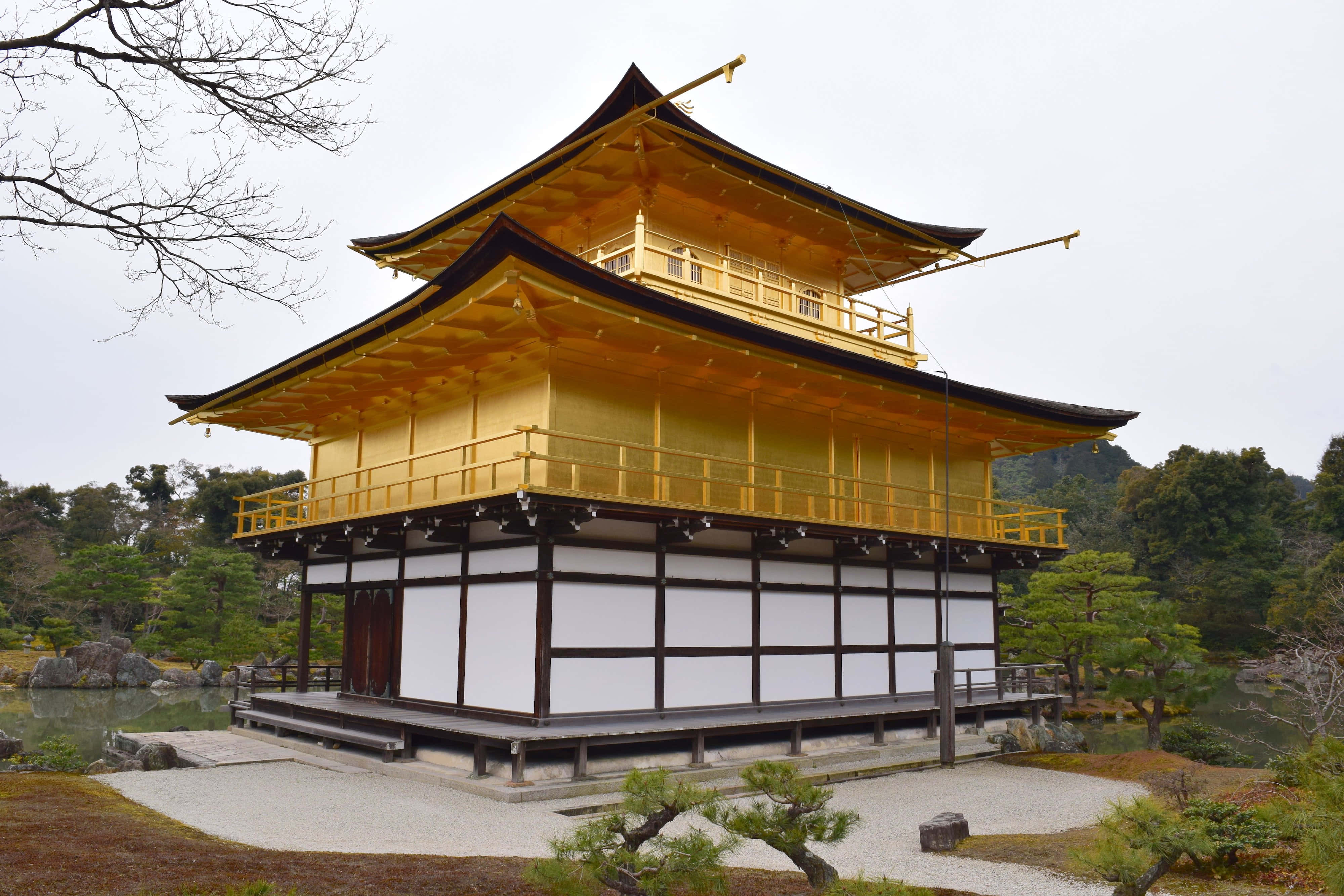 Ang Nagniningning na Ginintuang Pavilion sa Japan sa Dapit-hapon Wallpaper