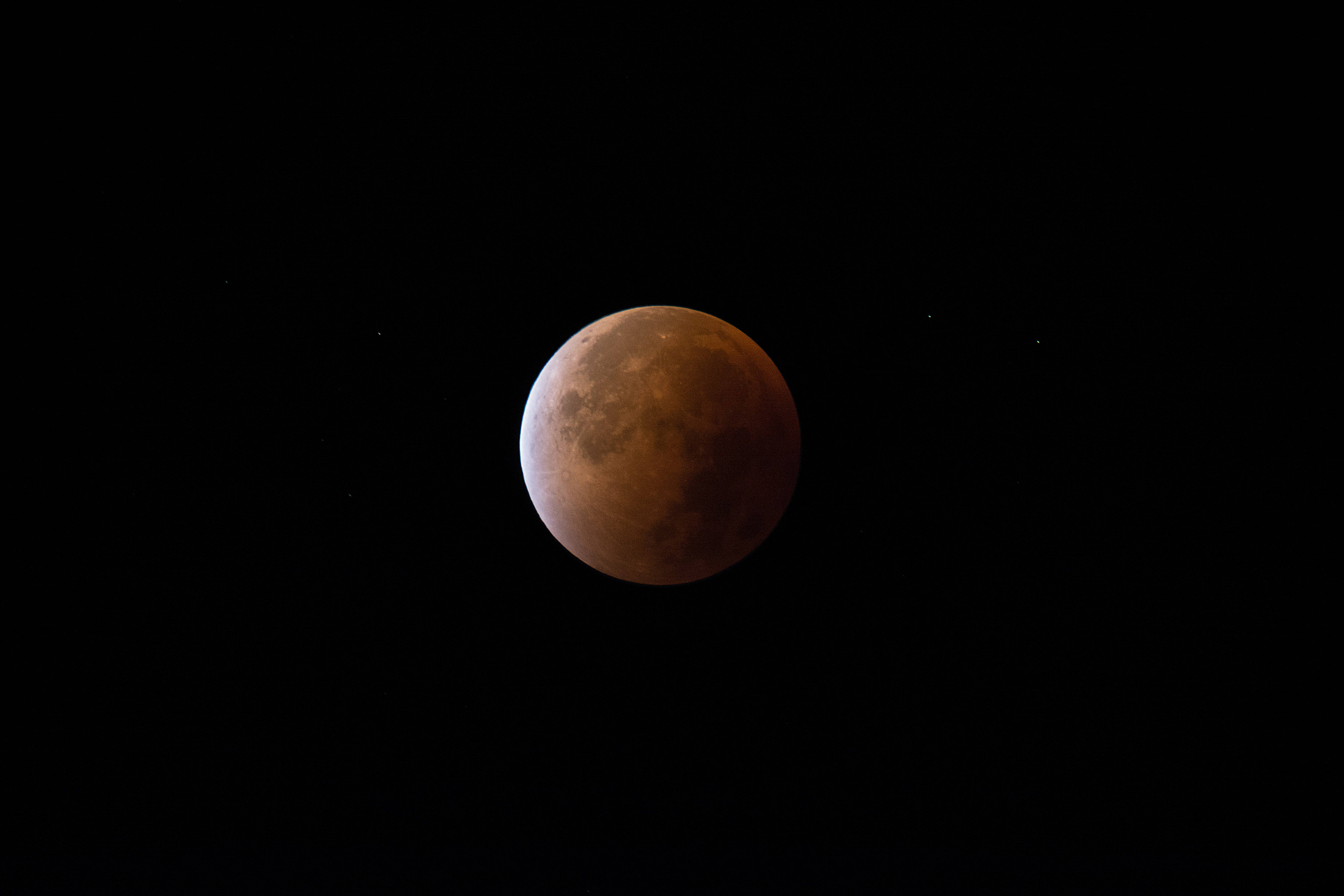 Ang nagniningning na liwanag ng full moon ay nagbibigay-liwanag sa kalangitan sa gabi Wallpaper