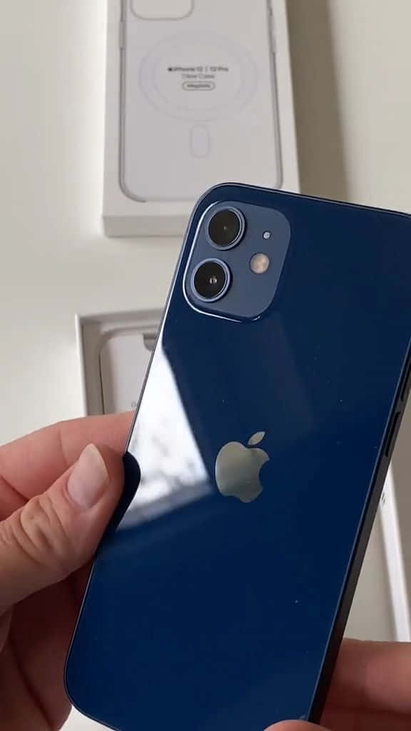 Ang naka-istilo at makulay na Apple iPhone 12 Wallpaper