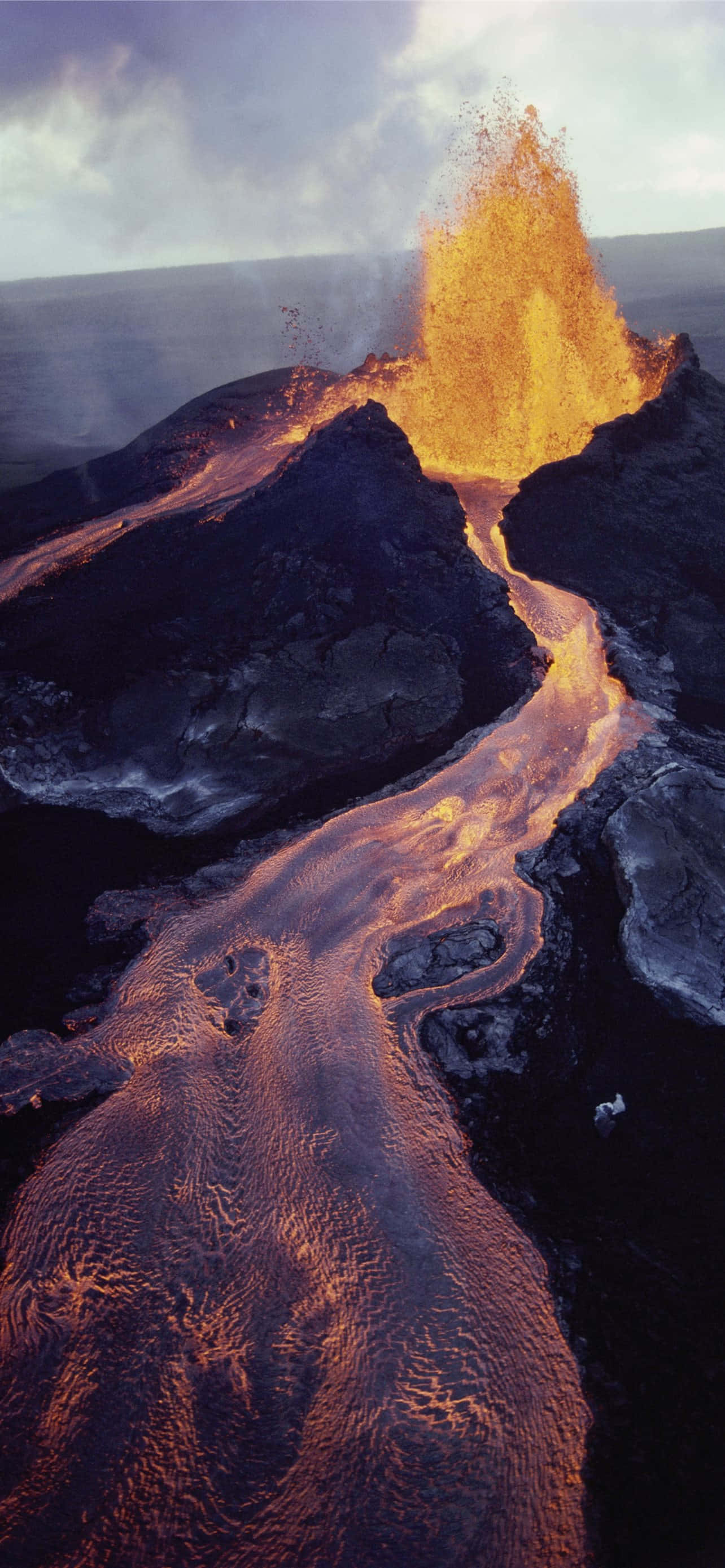 Ang makabibihag nga katahom sa pagbuto sa bulkan sa Hawaii Volcanoes National Park. Wallpaper