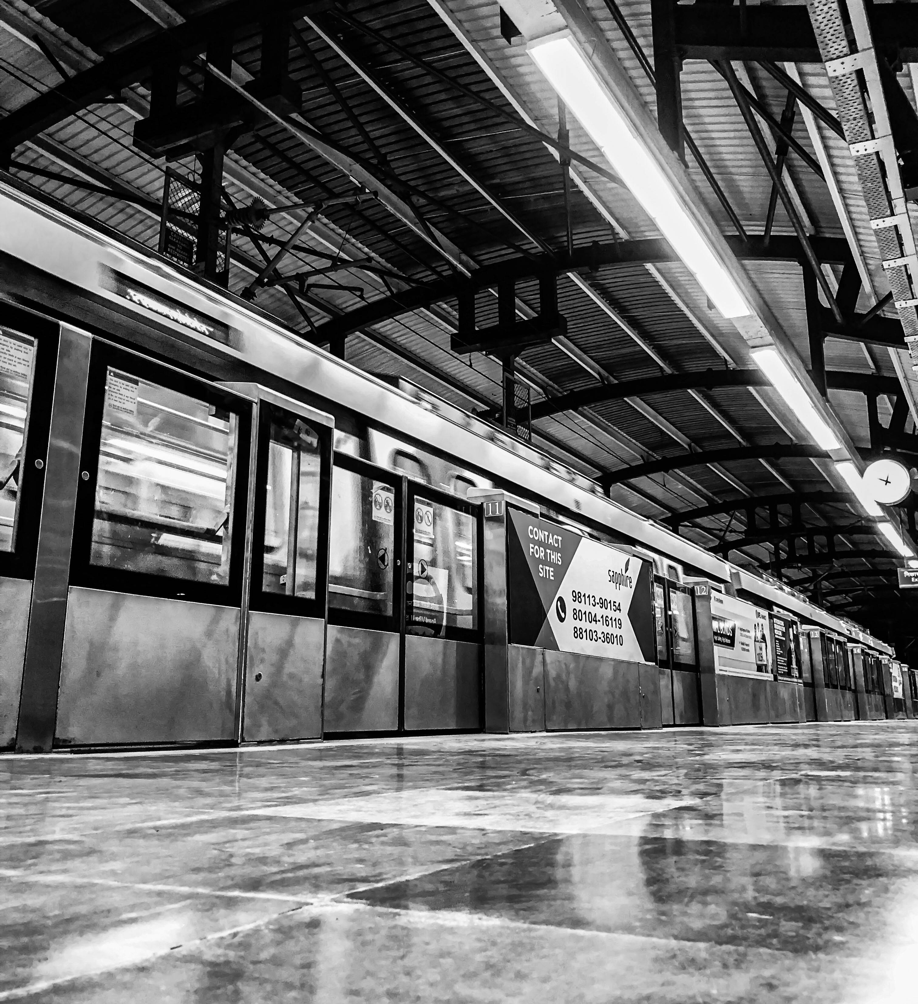 Ang nostalgia ng train travel sa greyscale Wallpaper