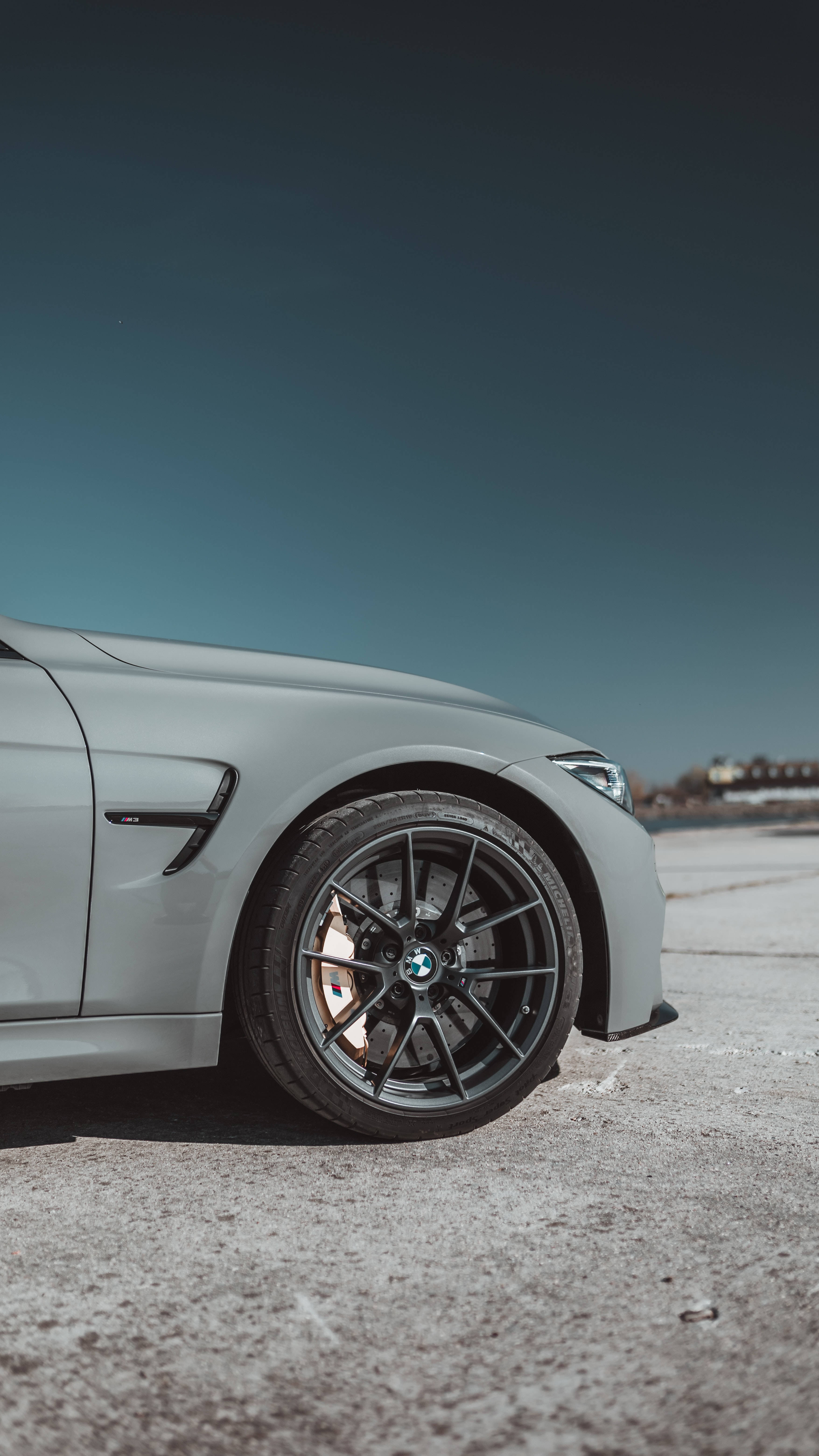 Ang Perpektong Tanawin ng Isang Gray na BMW Wallpaper