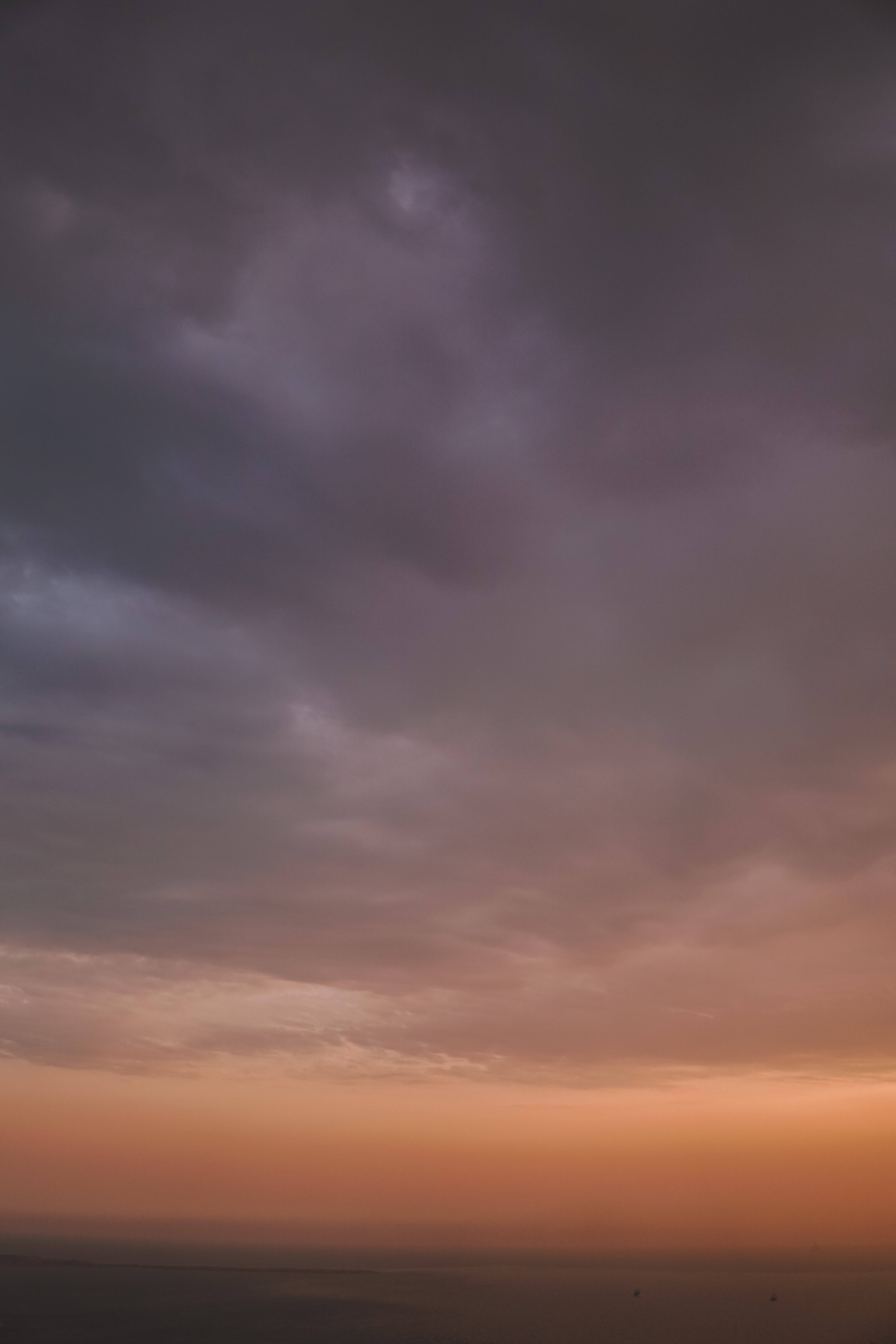 Ang pinakabago, trendy na iPhone 13 sa lahat ng kanyang kinang Wallpaper