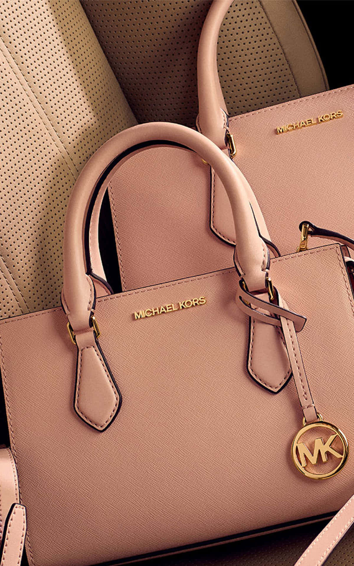 Ang pinakabagong produkto mula kay Michael Kors ay magdadagdag ng style sa kahit anong wardrobe. Wallpaper