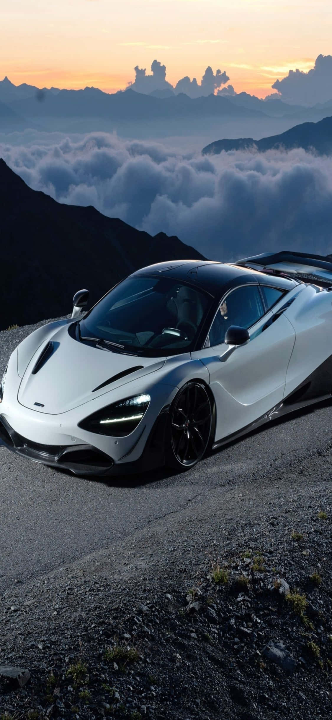 Ang Pinakamabilis na Kombinasyon ng Teknolohiya - iPhone Xs at McLaren 720s Wallpaper