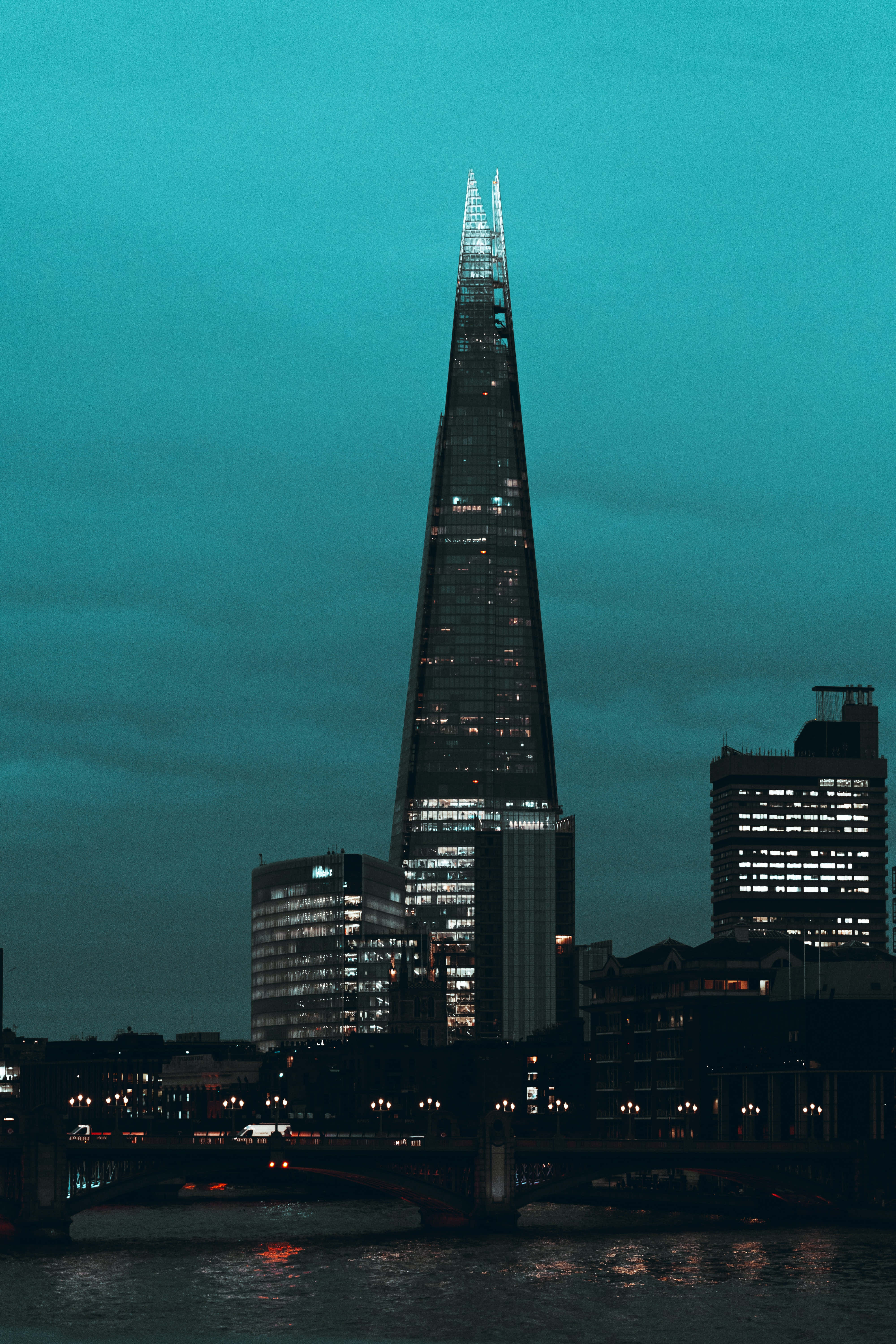 Ang Shard sa Ilalim ng Teal na Kalangitan Wallpaper