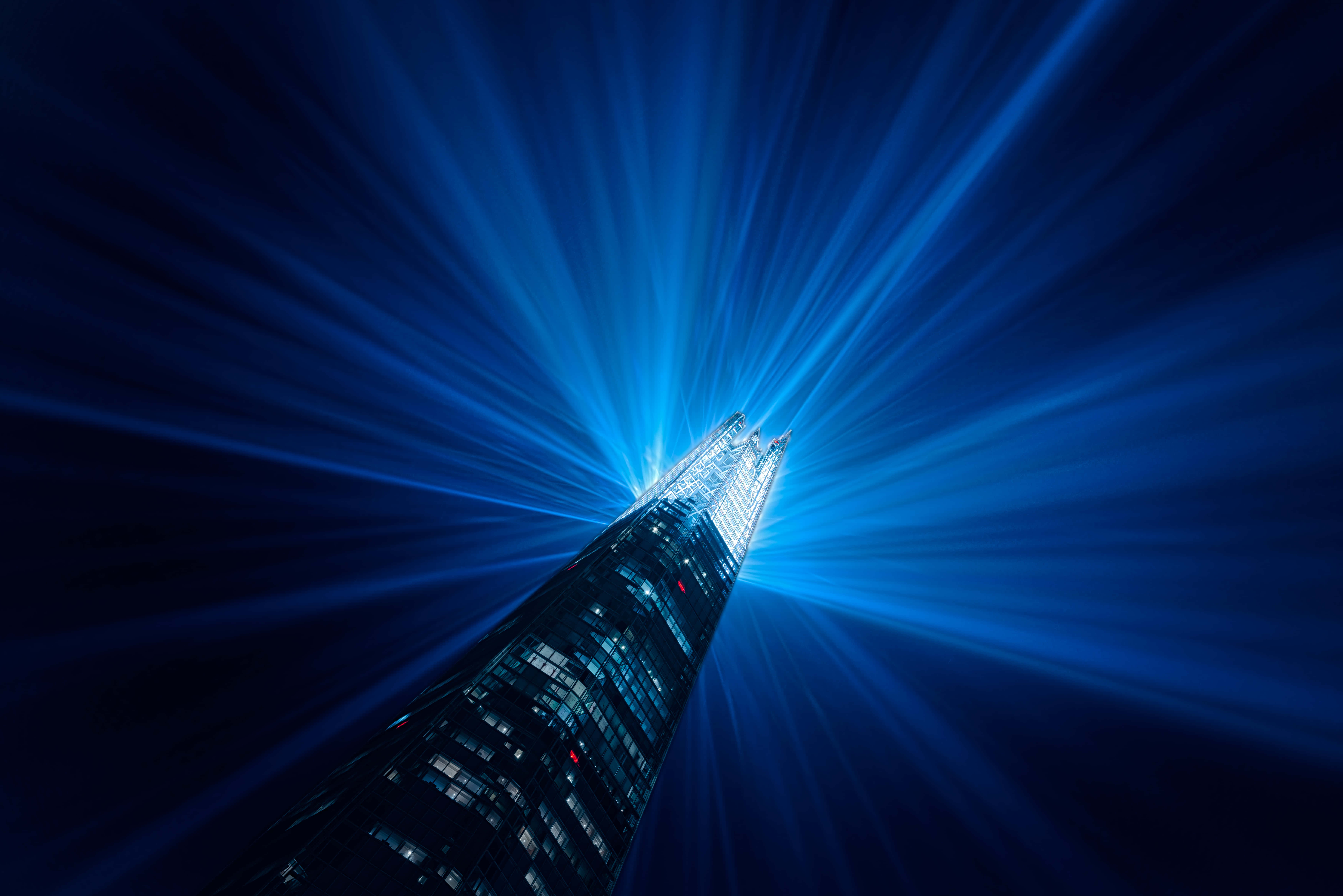 Ang The Shard na may Kumikinang na Asul na Ilaw Wallpaper